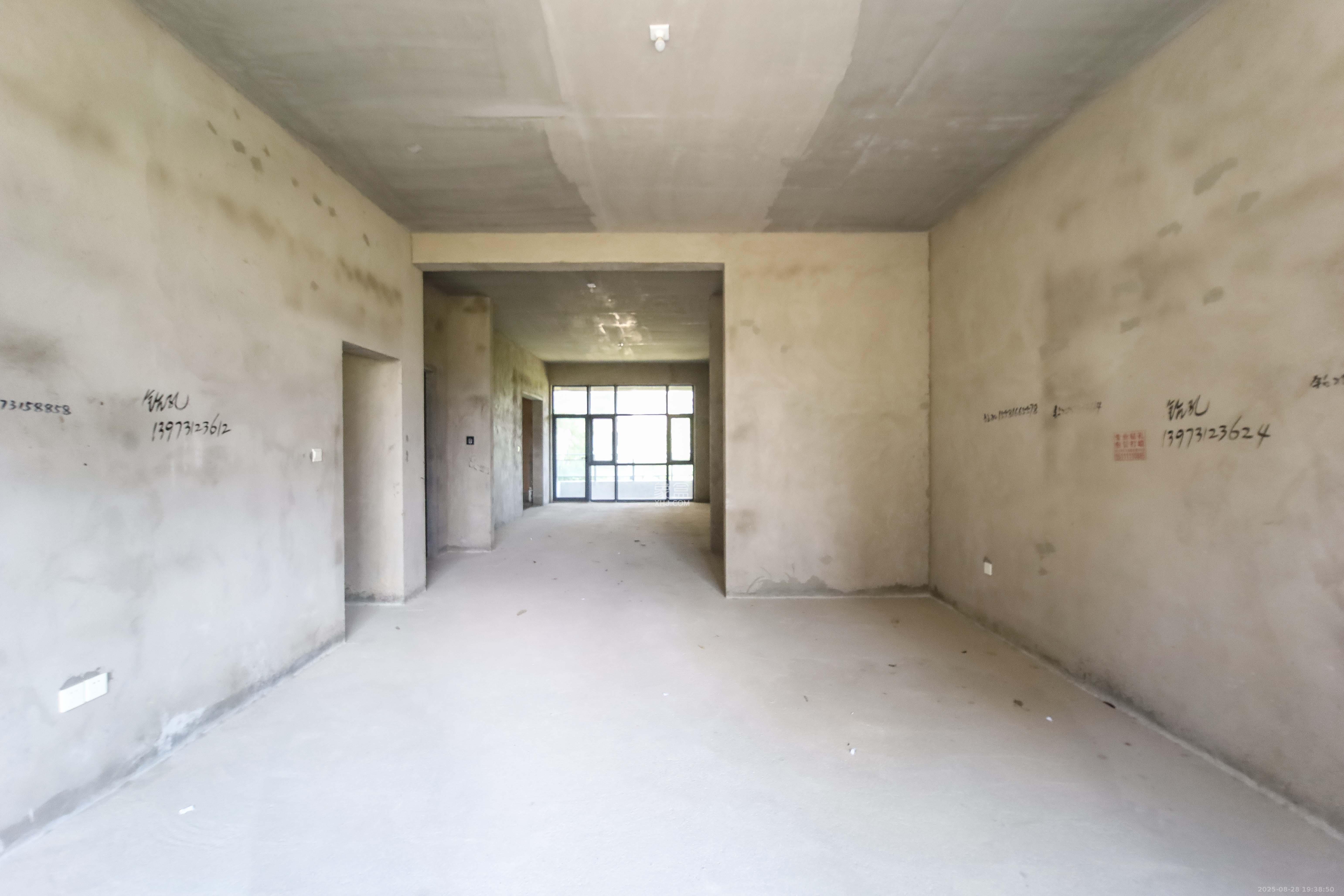 宝能公馆(美联天骄城五期)  4室2厅3卫    295.0万 宝能公馆(美联天骄城五期)  4室2厅3卫    295.0万客厅