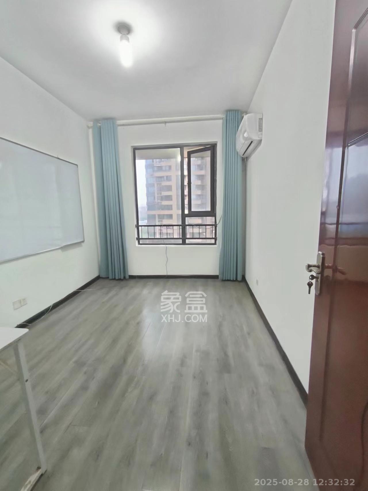 长房时代城  4室2厅2卫   3500.00元/月室内图