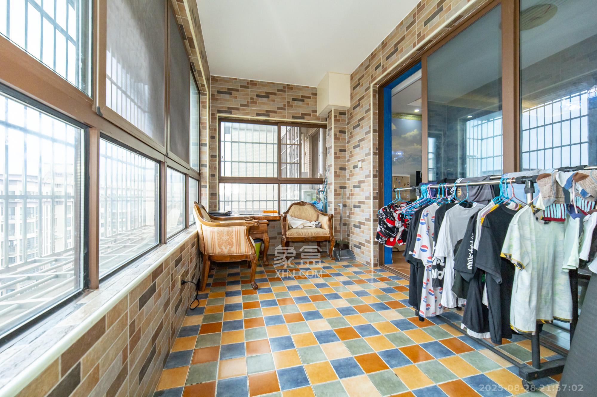 湖湾世景  5室2厅2卫    129.0万阳台