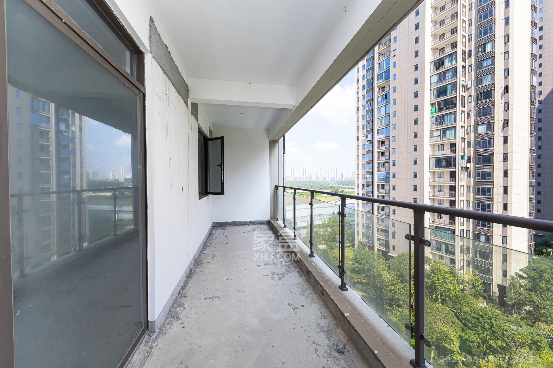 润和湘江天地E区  4室2厅3卫    190.0万 润和湘江天地E区  4室2厅3卫    190.0万阳台