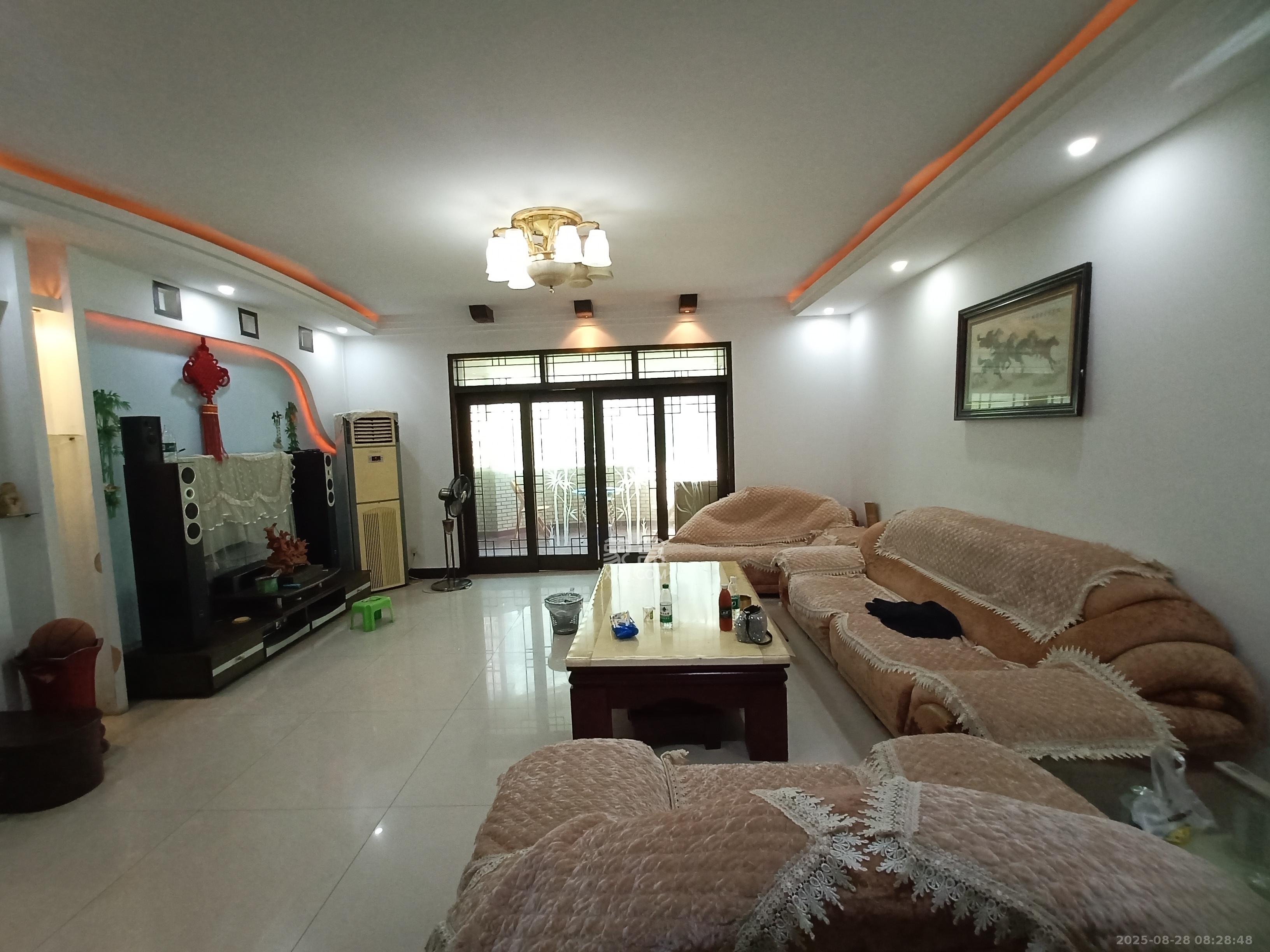 石岭小区A区  3室2厅2卫    2500.0元/月 石岭小区A区  3室2厅2卫    2500.0元/月室内图