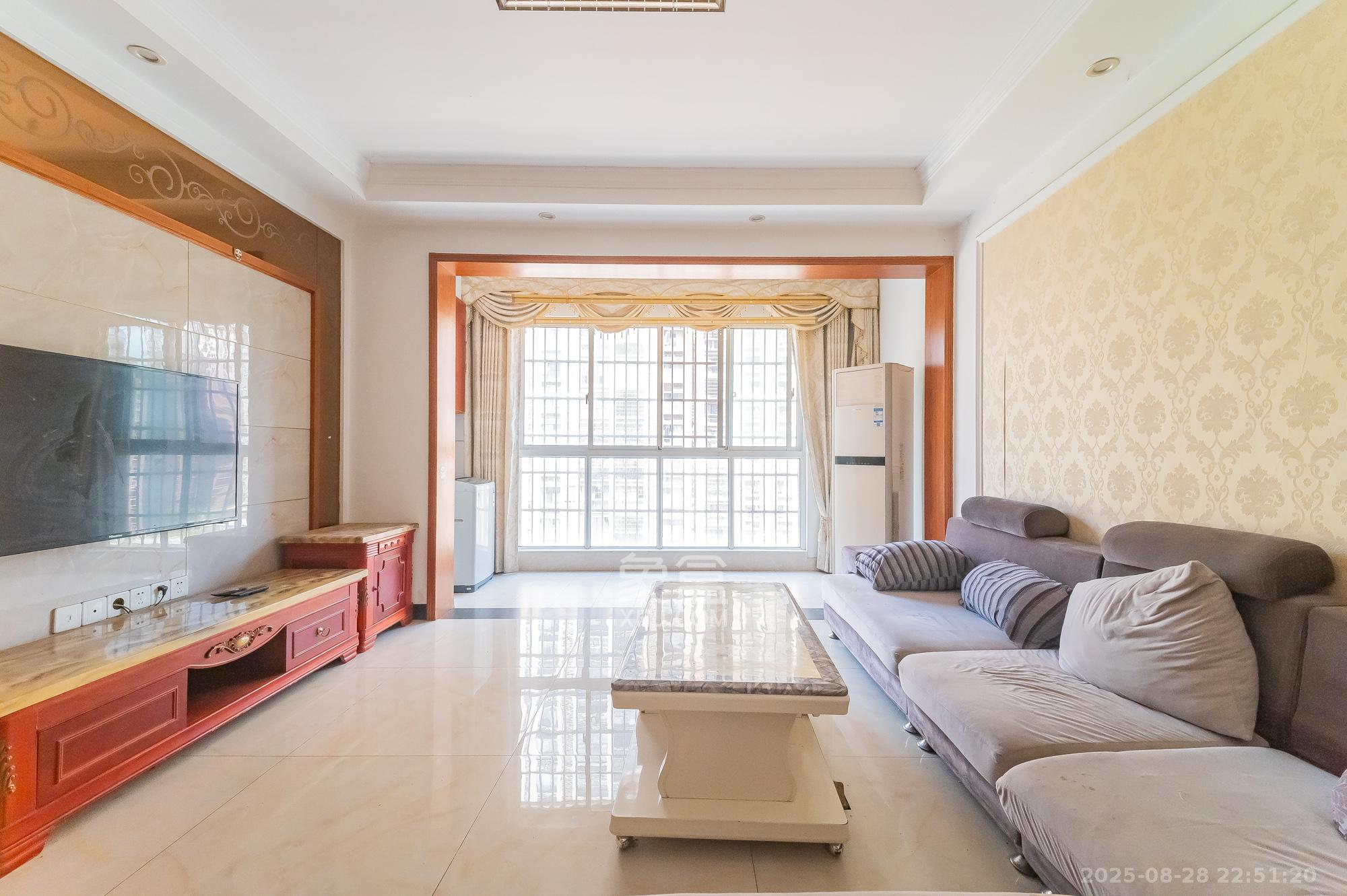 泊林晶城 4室2厅1卫 88.0万 泊林晶城 4室2厅1卫 88.0万客厅