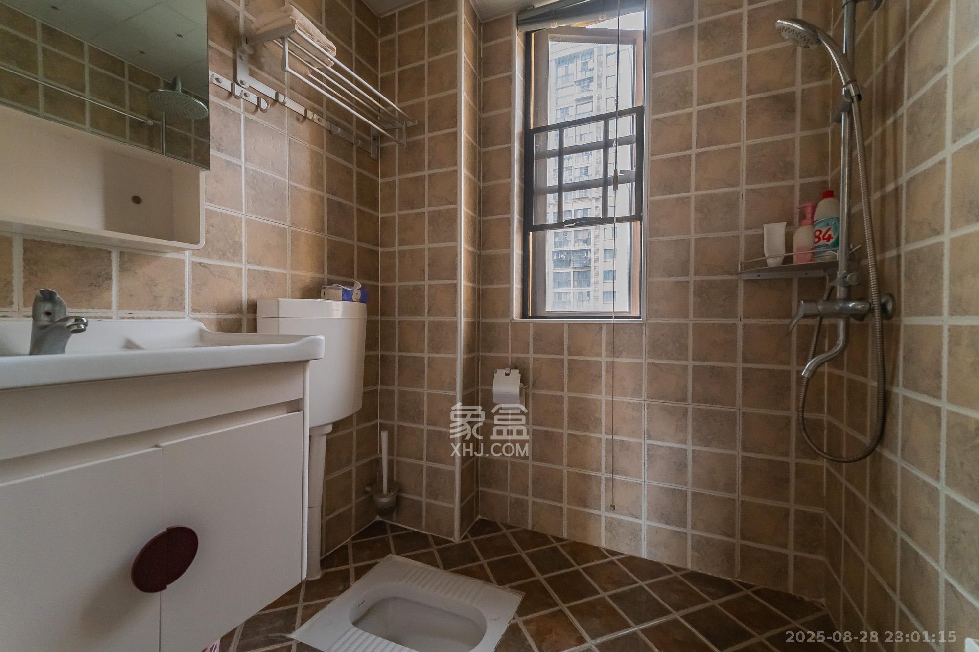 华润置地广场一期 3室2厅1卫 107.0万 华润置地广场一期 3室2厅1卫 107.0万卫生间