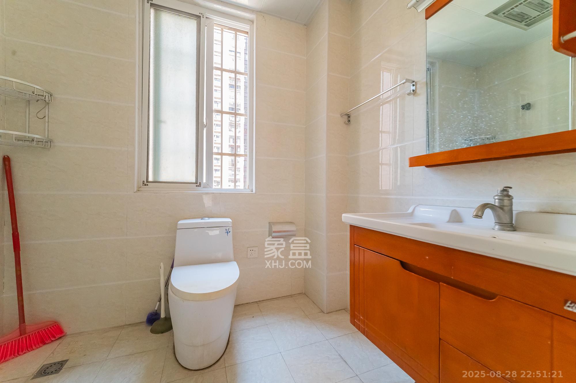 泊林晶城 4室2厅1卫 88.0万 泊林晶城 4室2厅1卫 88.0万卫生间