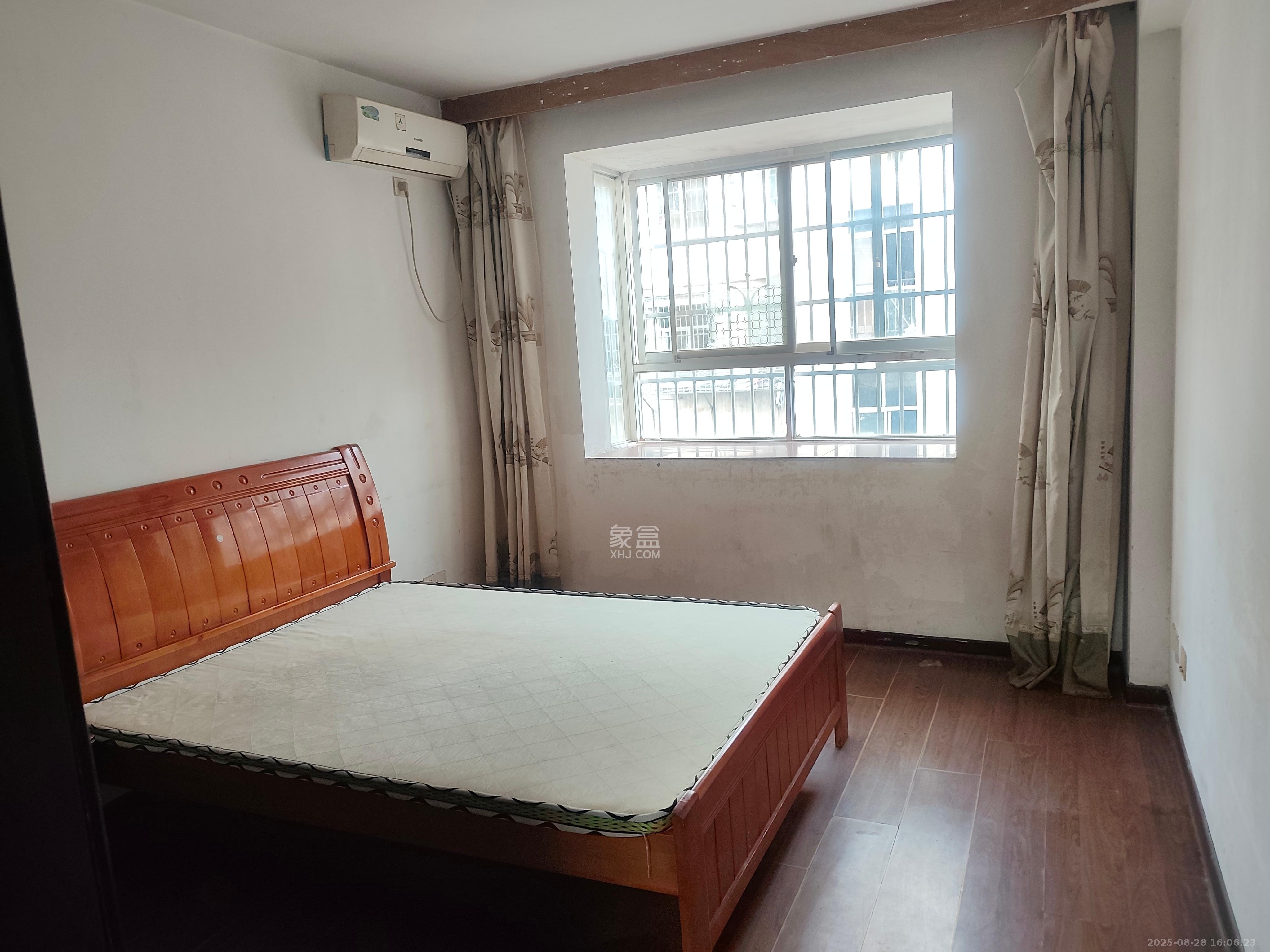 莲湖汽车饰品城(莲湖公寓)  1室2厅1卫    1500.0元/月 莲湖汽车饰品城(莲湖公寓)  1室2厅1卫    1500.0元/月室内图1