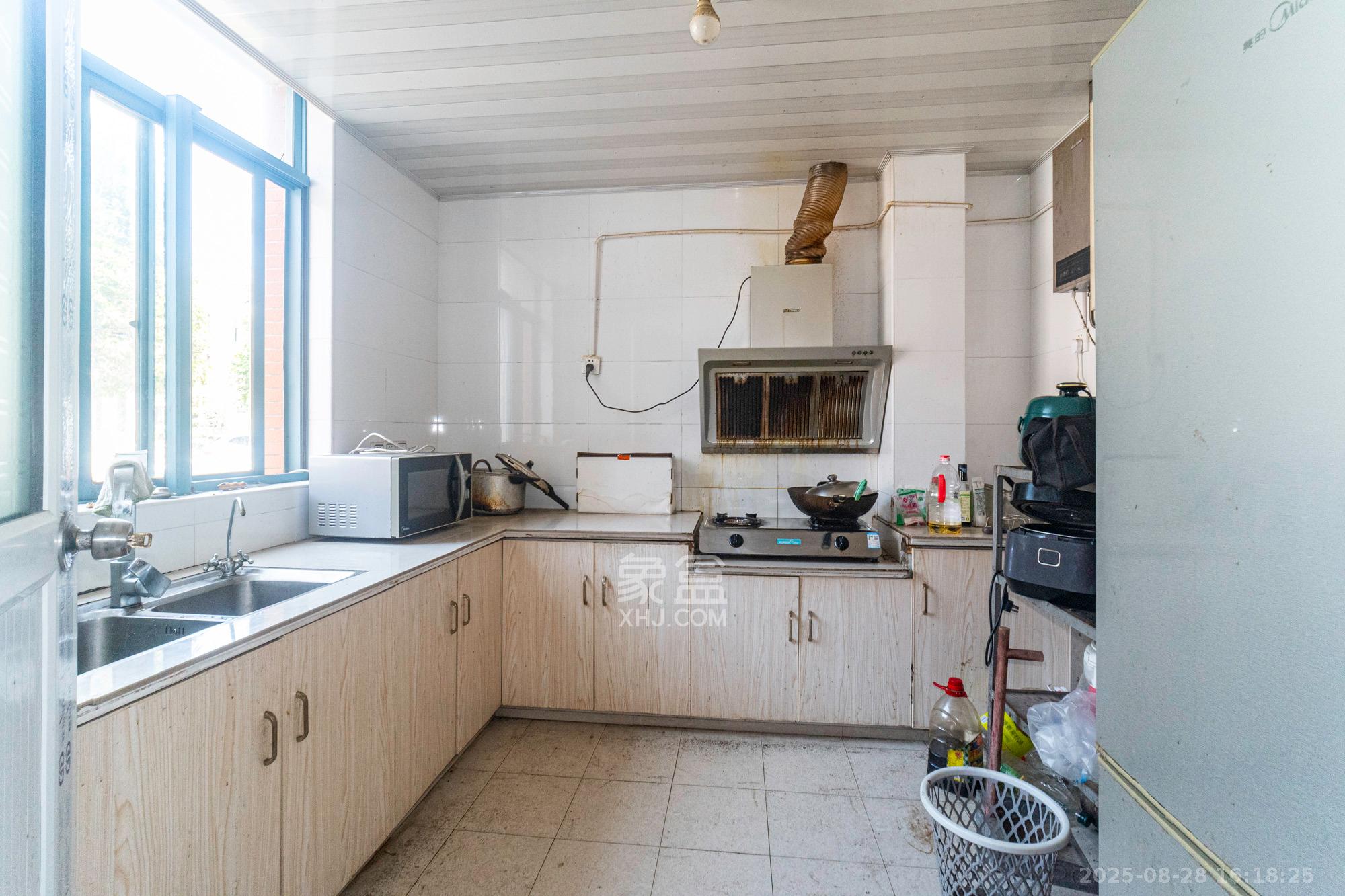 湘龙家园  6室3厅4卫    350.0万厨房