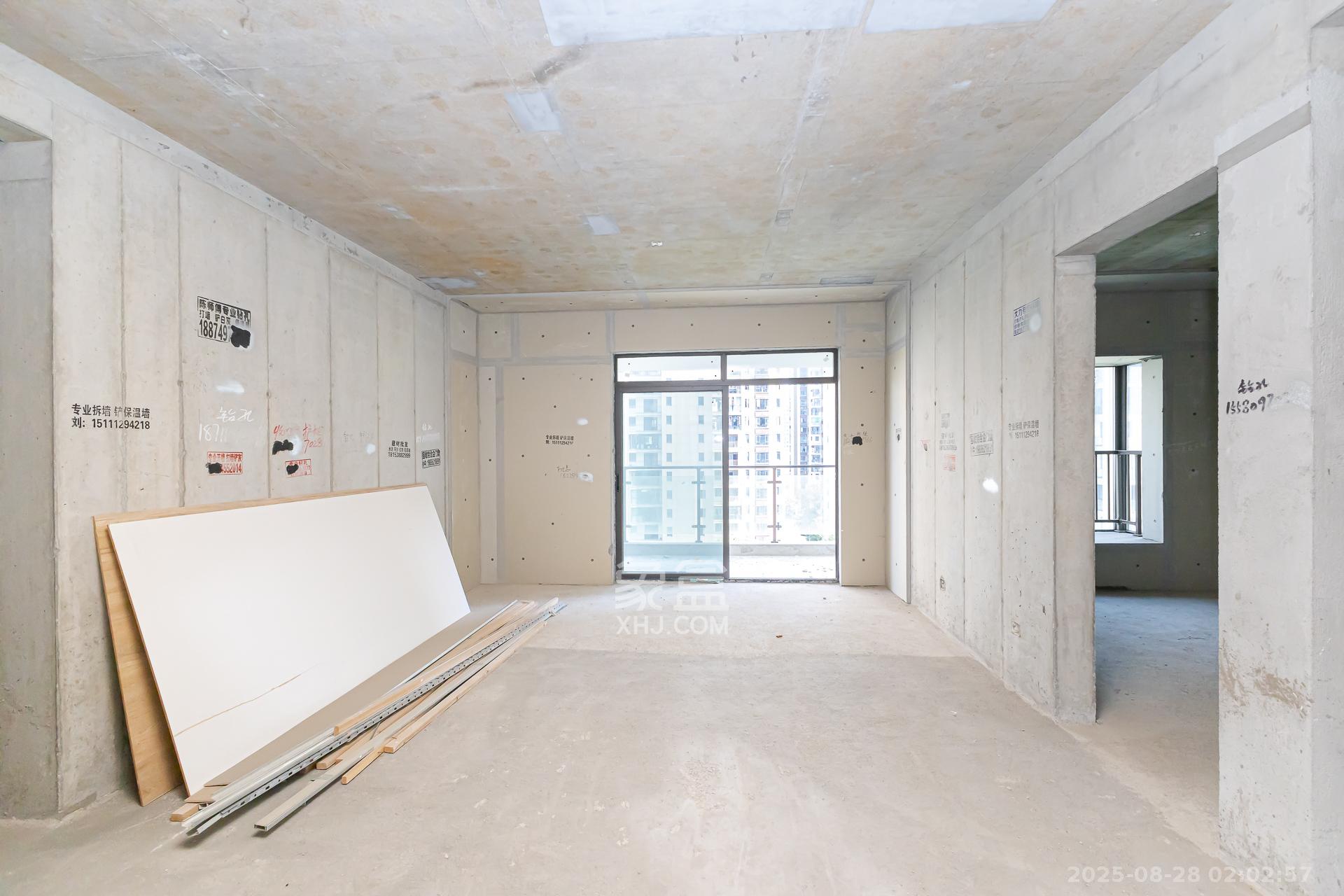 润和湘江天地E区  4室2厅3卫    190.0万 润和湘江天地E区  4室2厅3卫    190.0万客厅