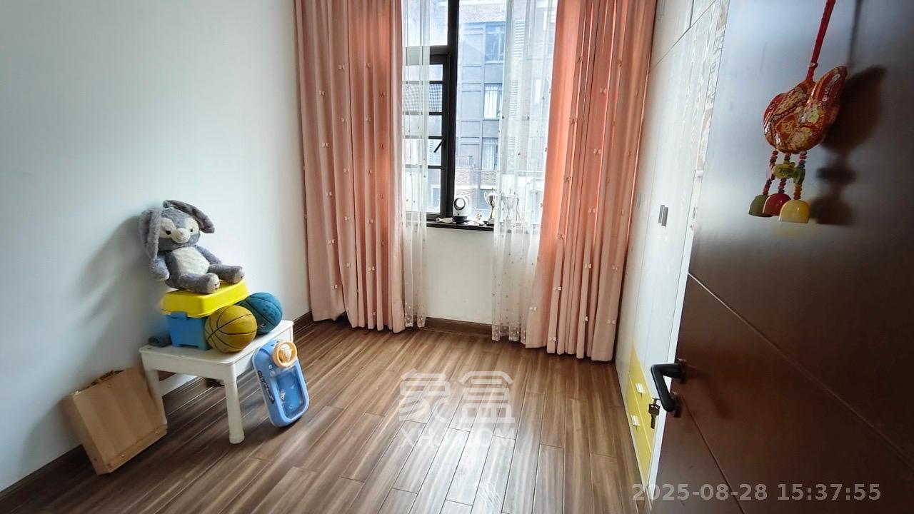 绿地海外滩一期  4室2厅2卫    2800.0元/月室内图