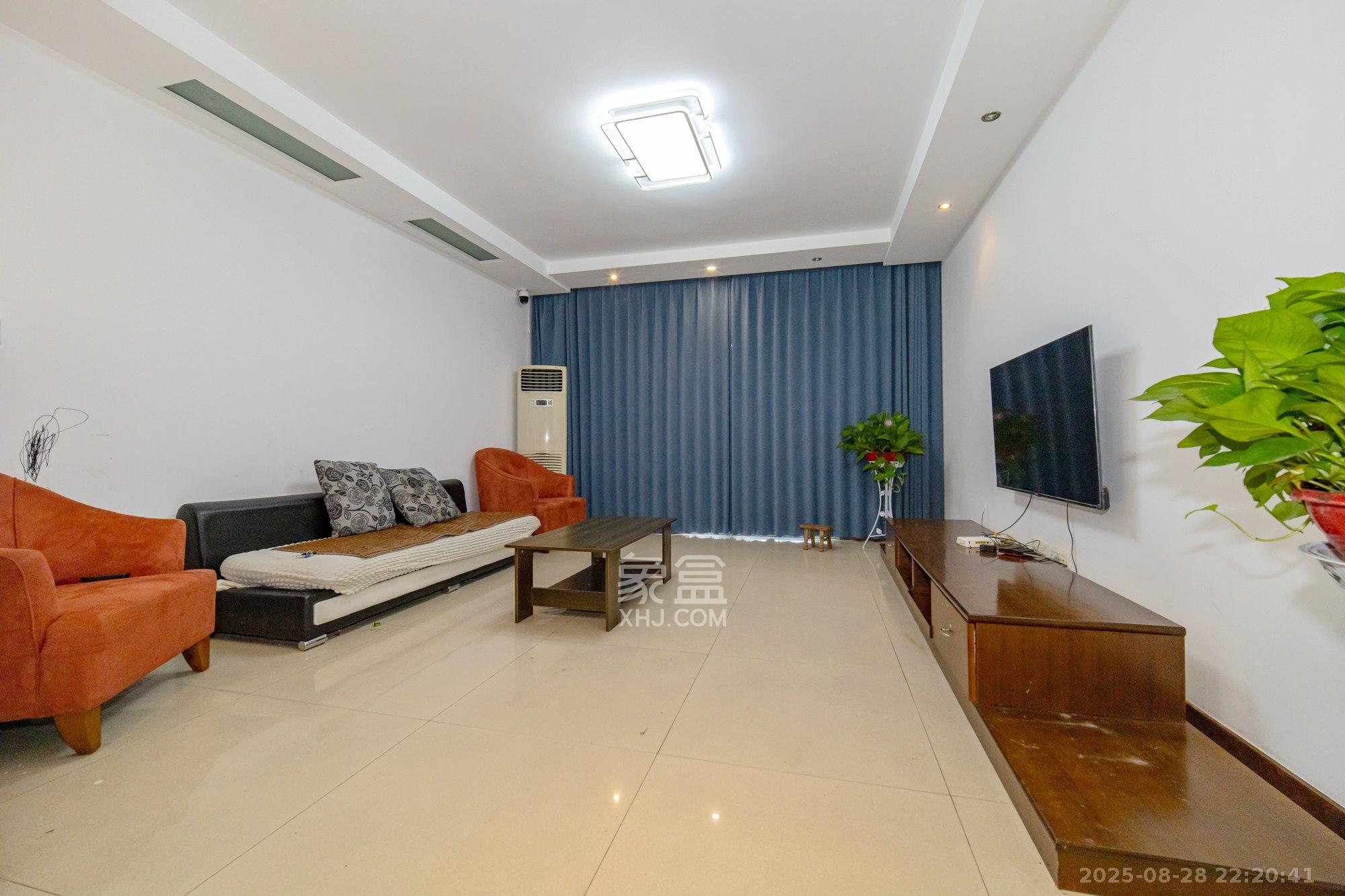 泰格林纸  3室2厅2卫    69.6万 泰格林纸  3室2厅2卫    69.6万客厅