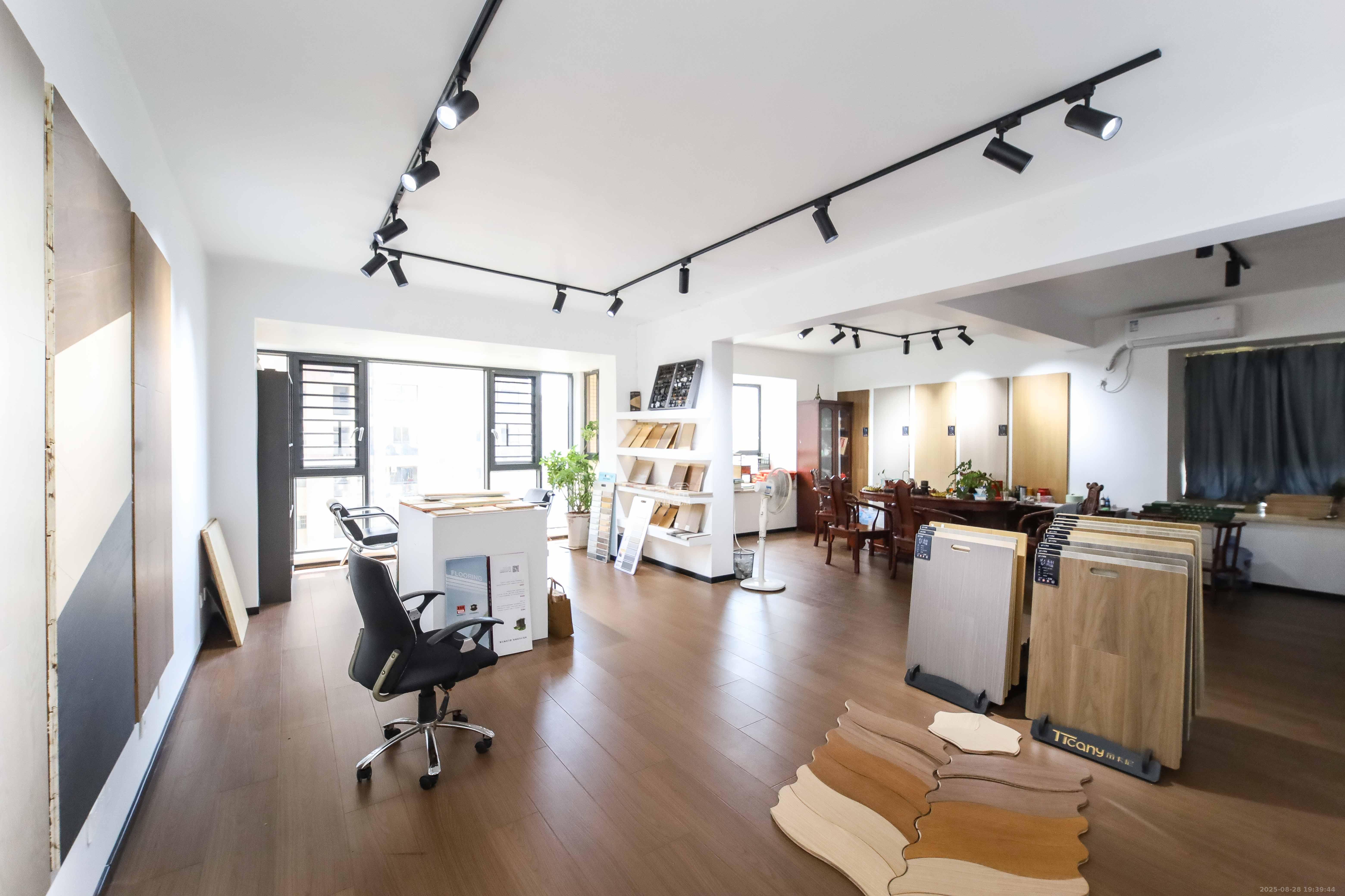 锦湘国际星城三期(锦绣苑)  1室2厅1卫    75.5万 锦湘国际星城三期(锦绣苑)  1室2厅1卫    75.5万客厅