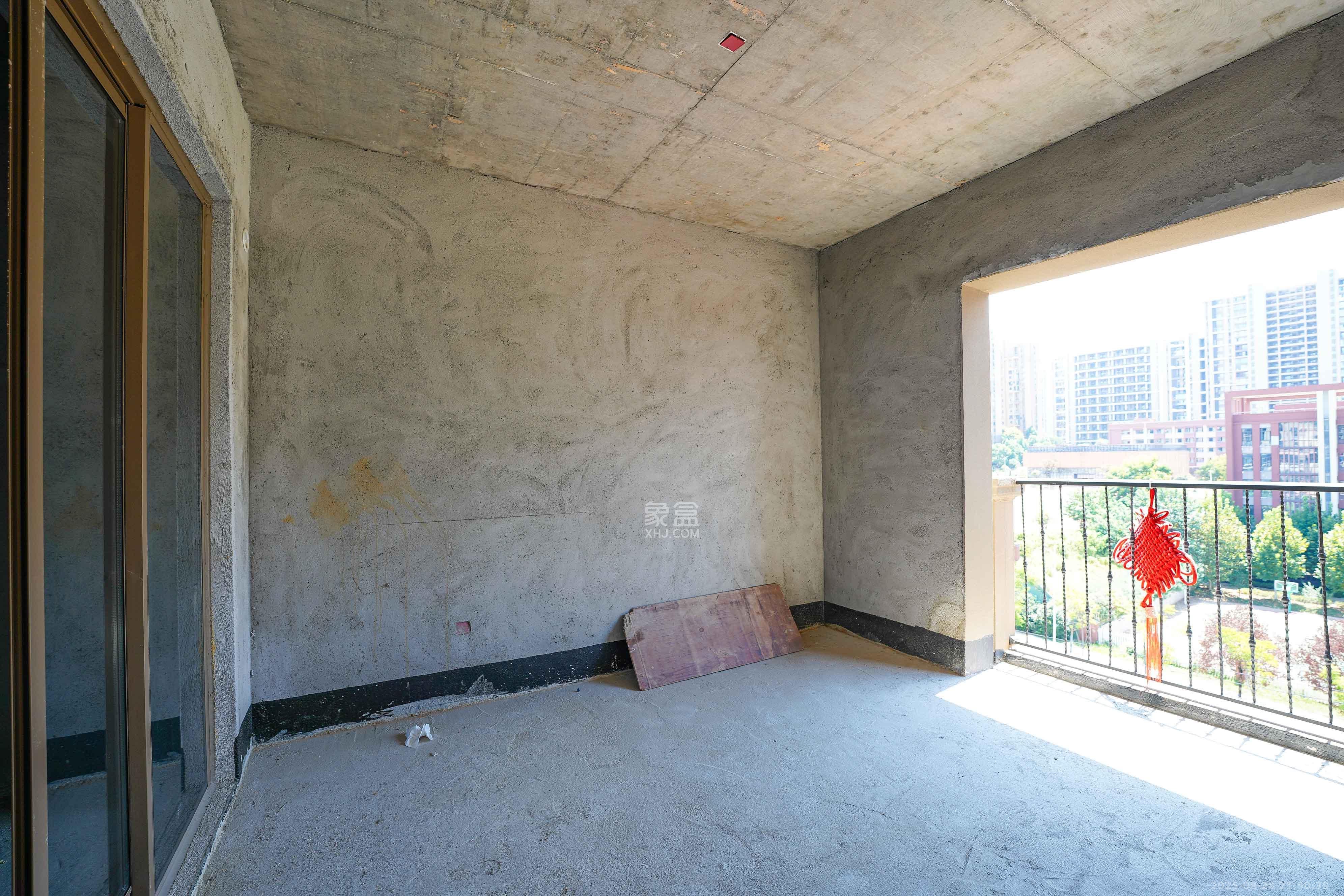 橘郡礼顿山  4室2厅2卫   140.00万阳台