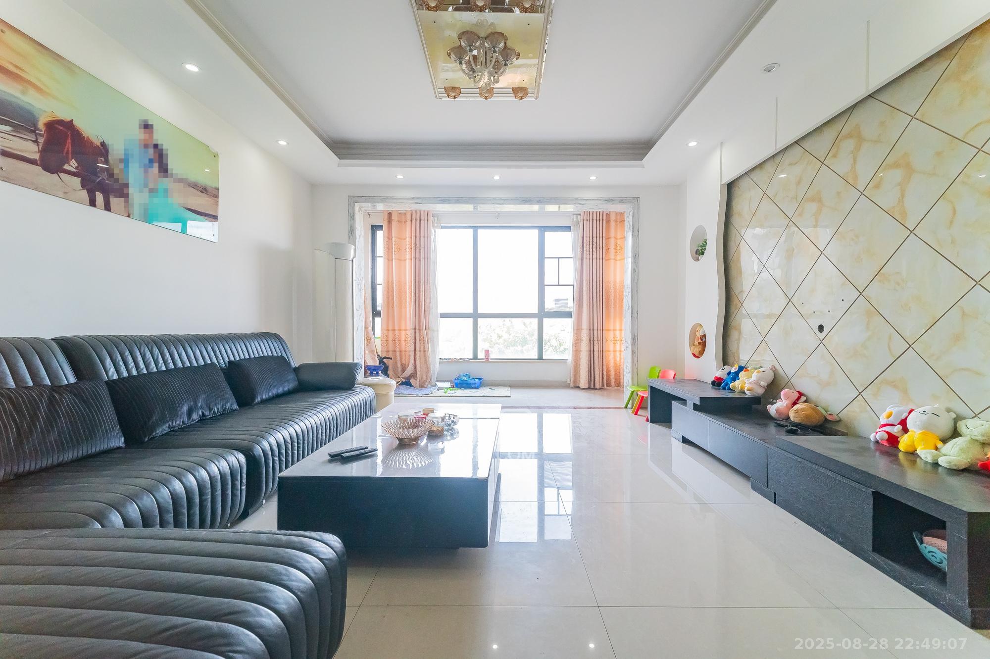 松雅湖金岸 3室2厅2卫 99.0万 松雅湖金岸 3室2厅2卫 99.0万客厅