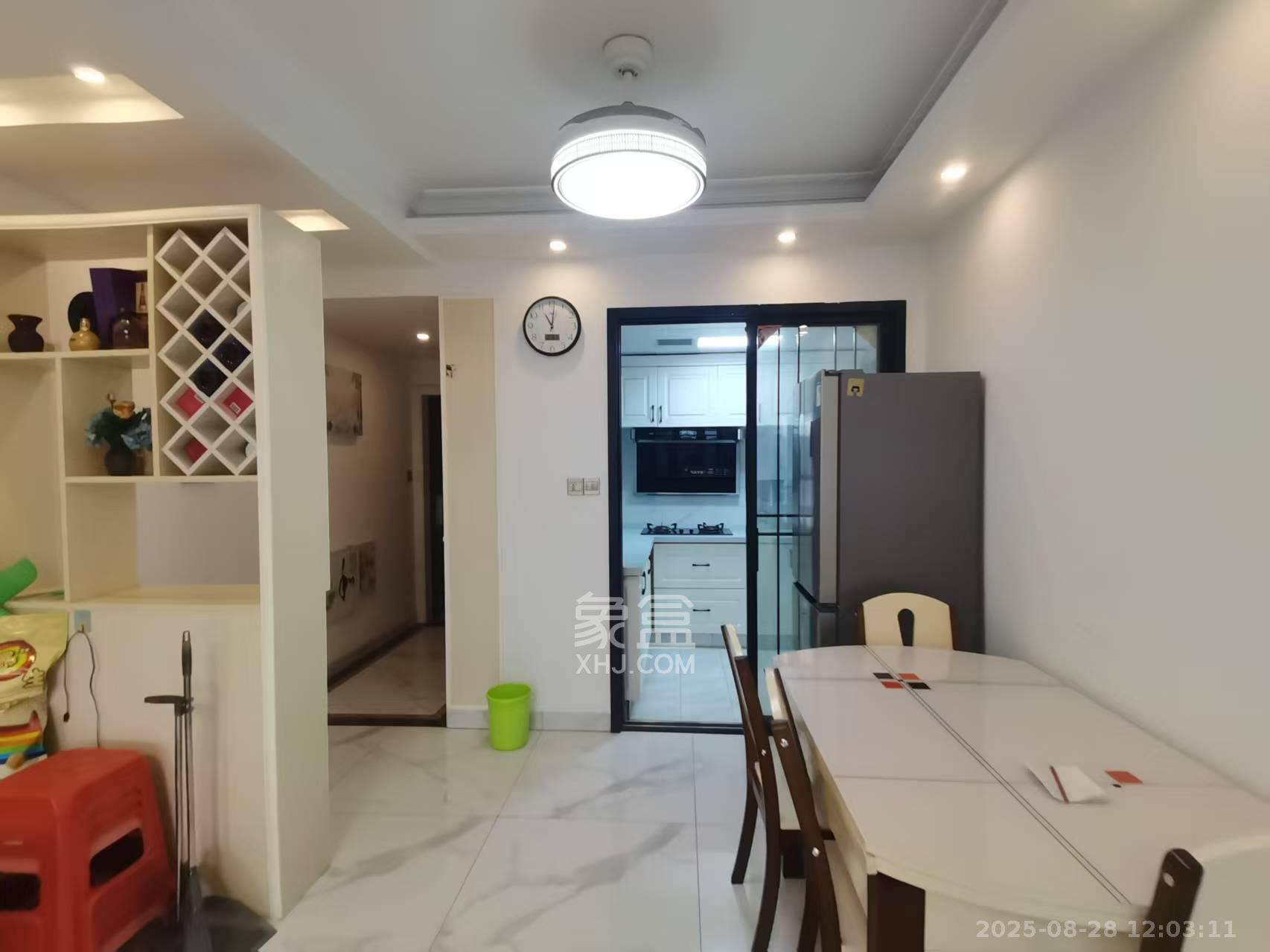 山语城三期 3室2厅2卫 2300.0元/月 山语城三期 3室2厅2卫 2300.0元/月室内图