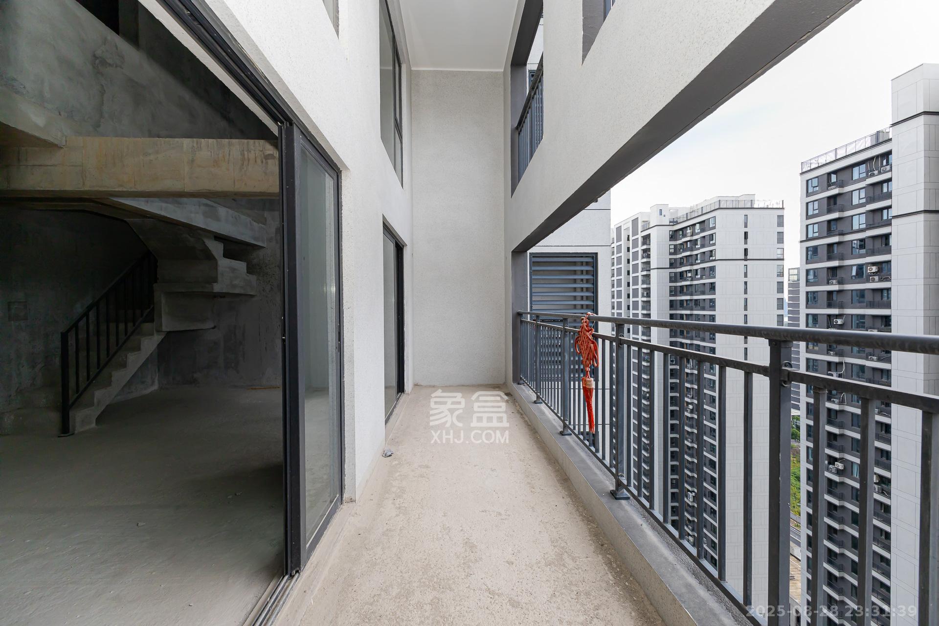 越秀湘江星汇城二期 4室2厅3卫 132.0万 越秀湘江星汇城二期 4室2厅3卫 132.0万阳台