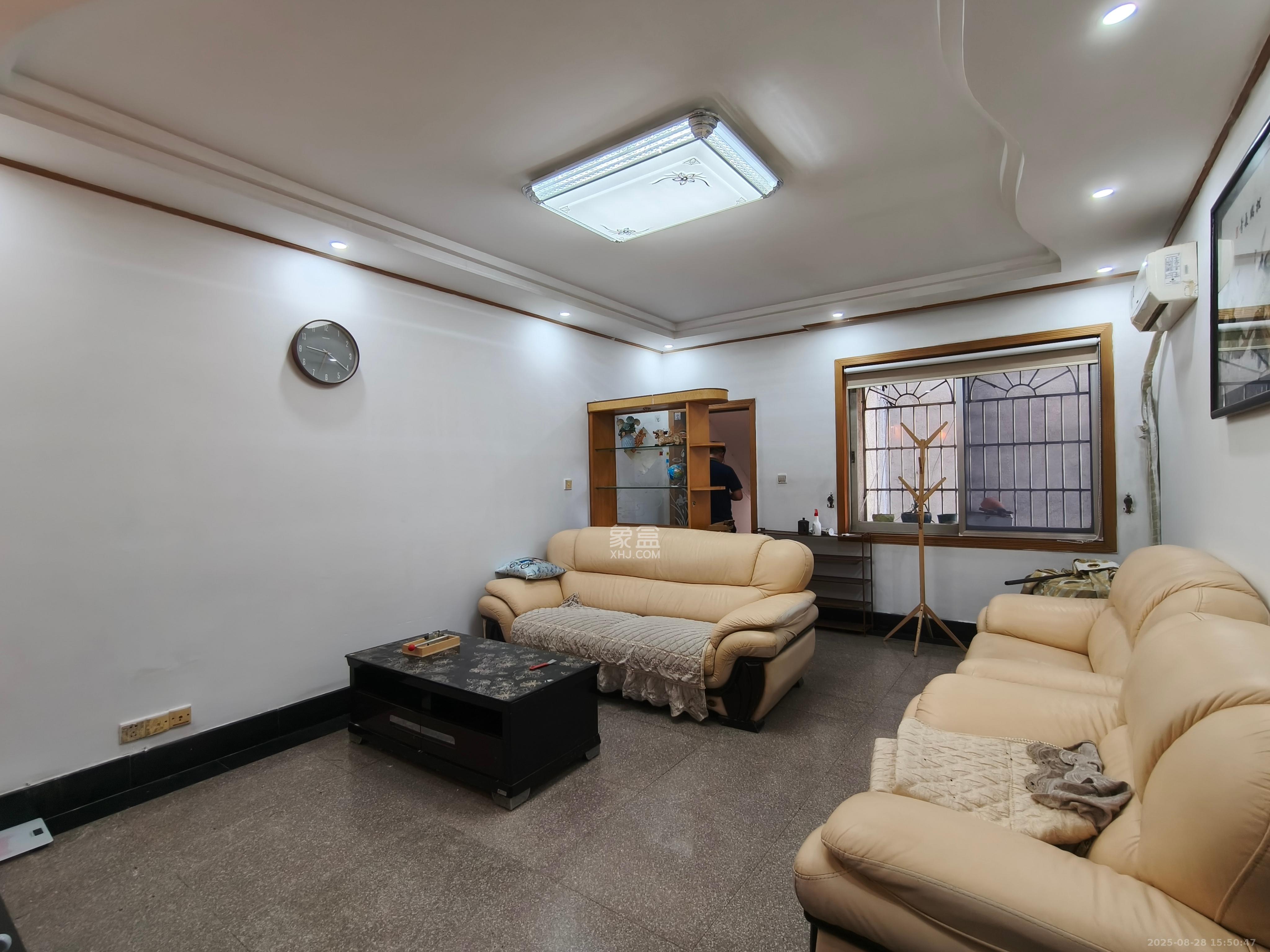 杨家山武警宿舍  3室2厅1卫    2000.0元/月 杨家山武警宿舍  3室2厅1卫    2000.0元/月室内图