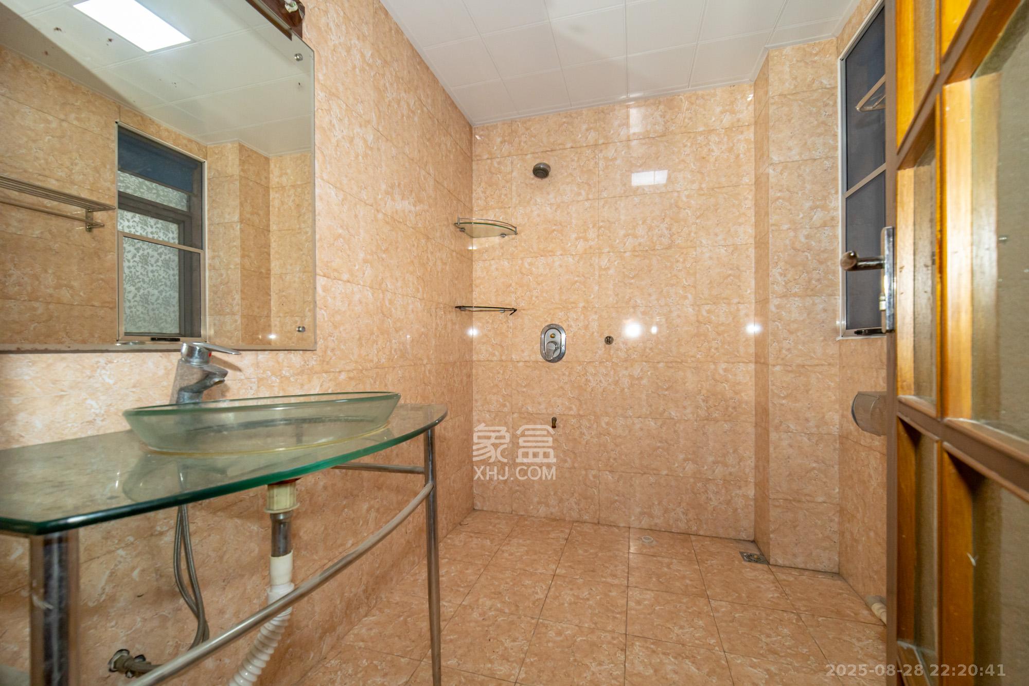 泰格林纸  3室2厅2卫    69.6万 泰格林纸  3室2厅2卫    69.6万卫生间