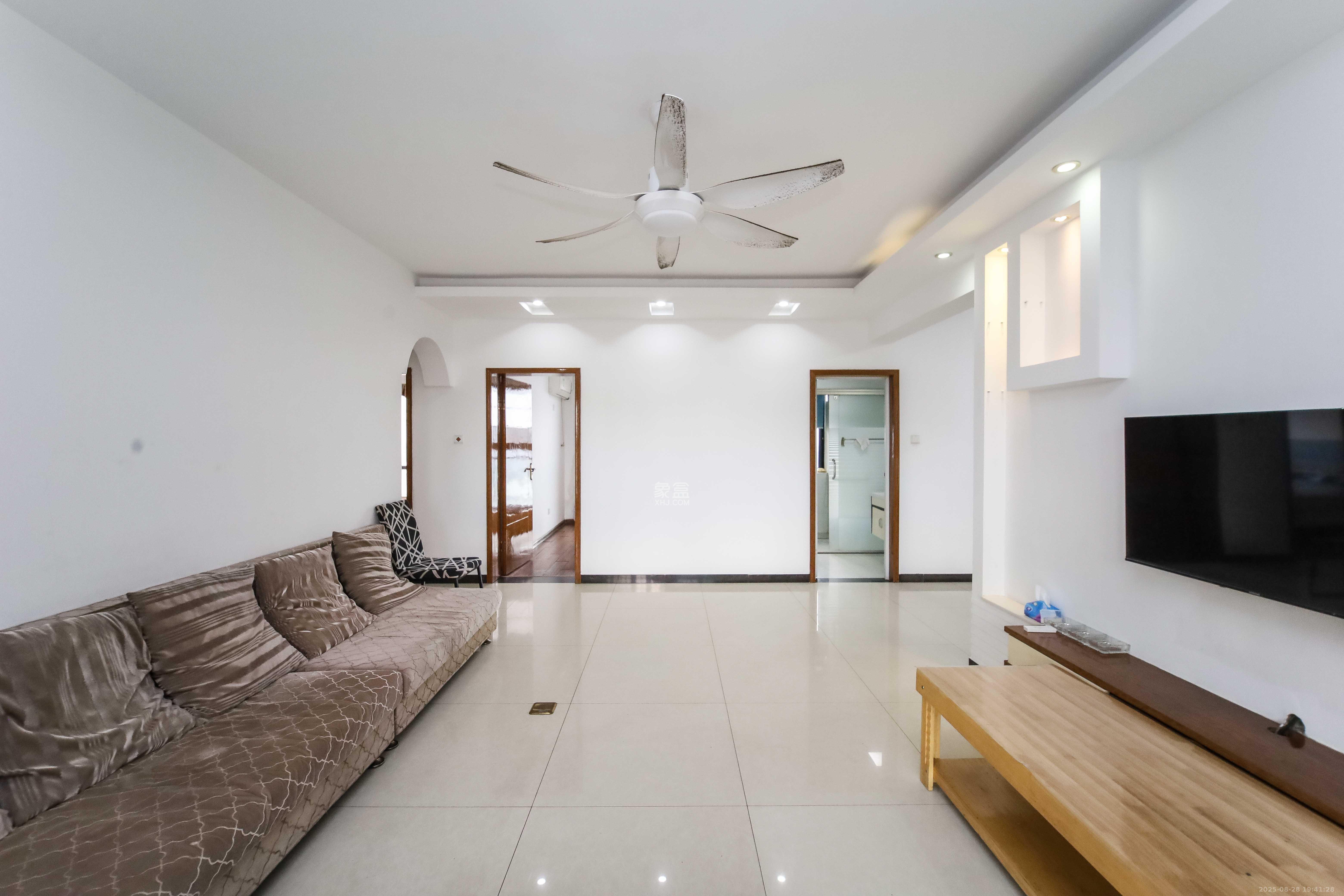 江河双水湾  3室2厅2卫    105.0万客厅