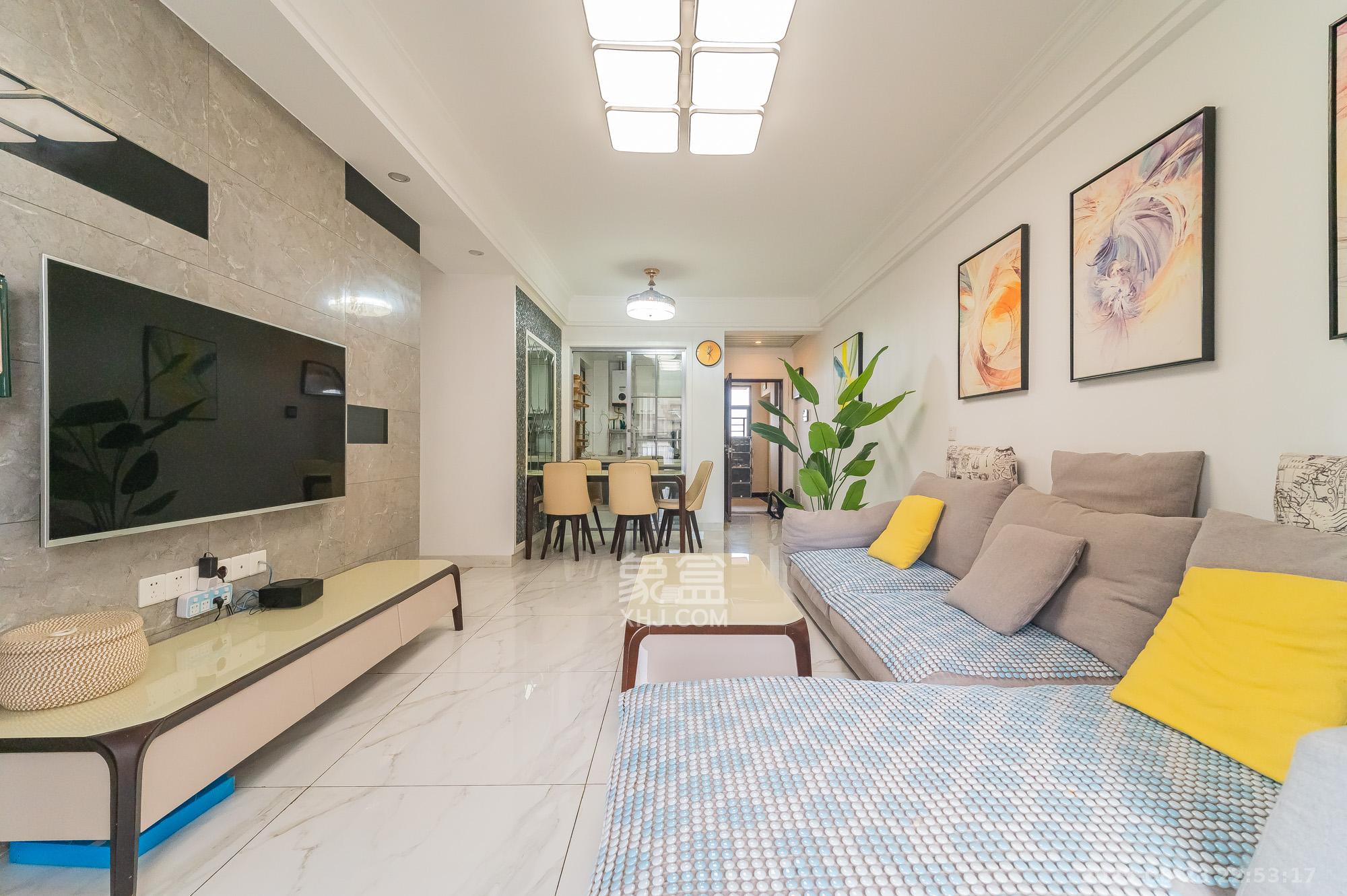 华润置地广场二期  3室2厅1卫   82.80万 华润置地广场二期  3室2厅1卫   82.80万客厅