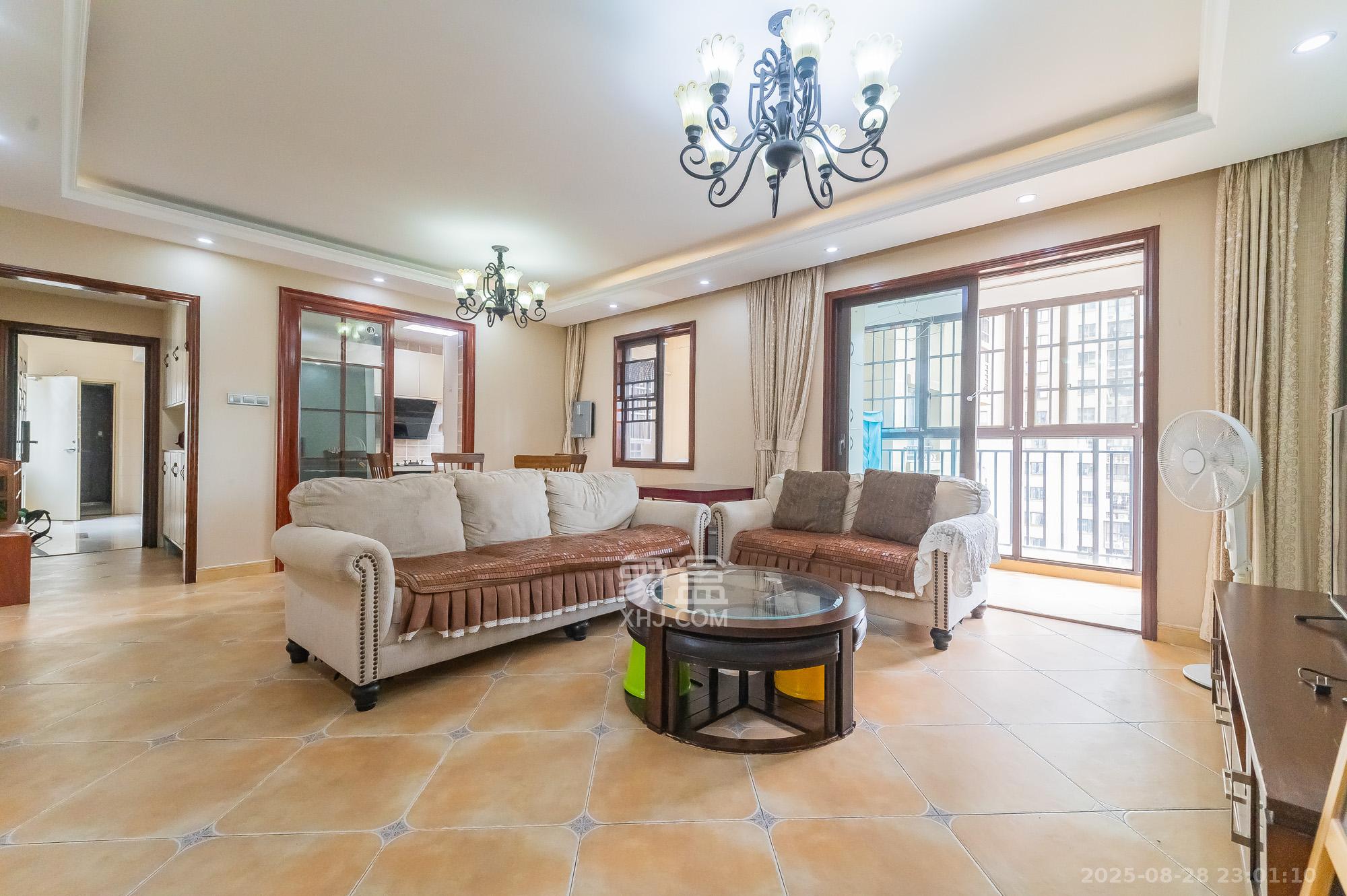 华润置地广场一期 3室2厅1卫 107.0万 华润置地广场一期 3室2厅1卫 107.0万客厅