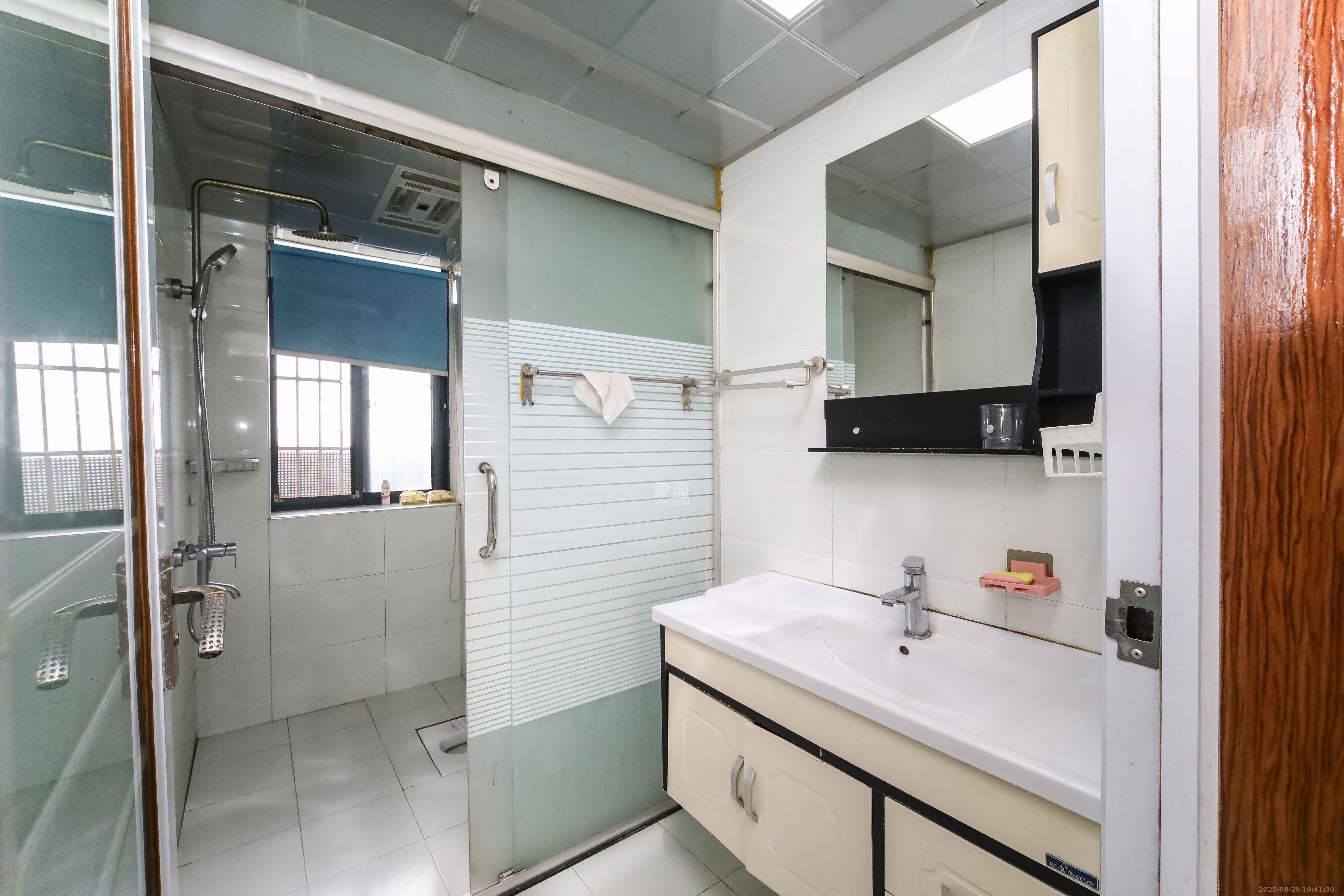 江河双水湾  3室2厅2卫    105.0万卫生间