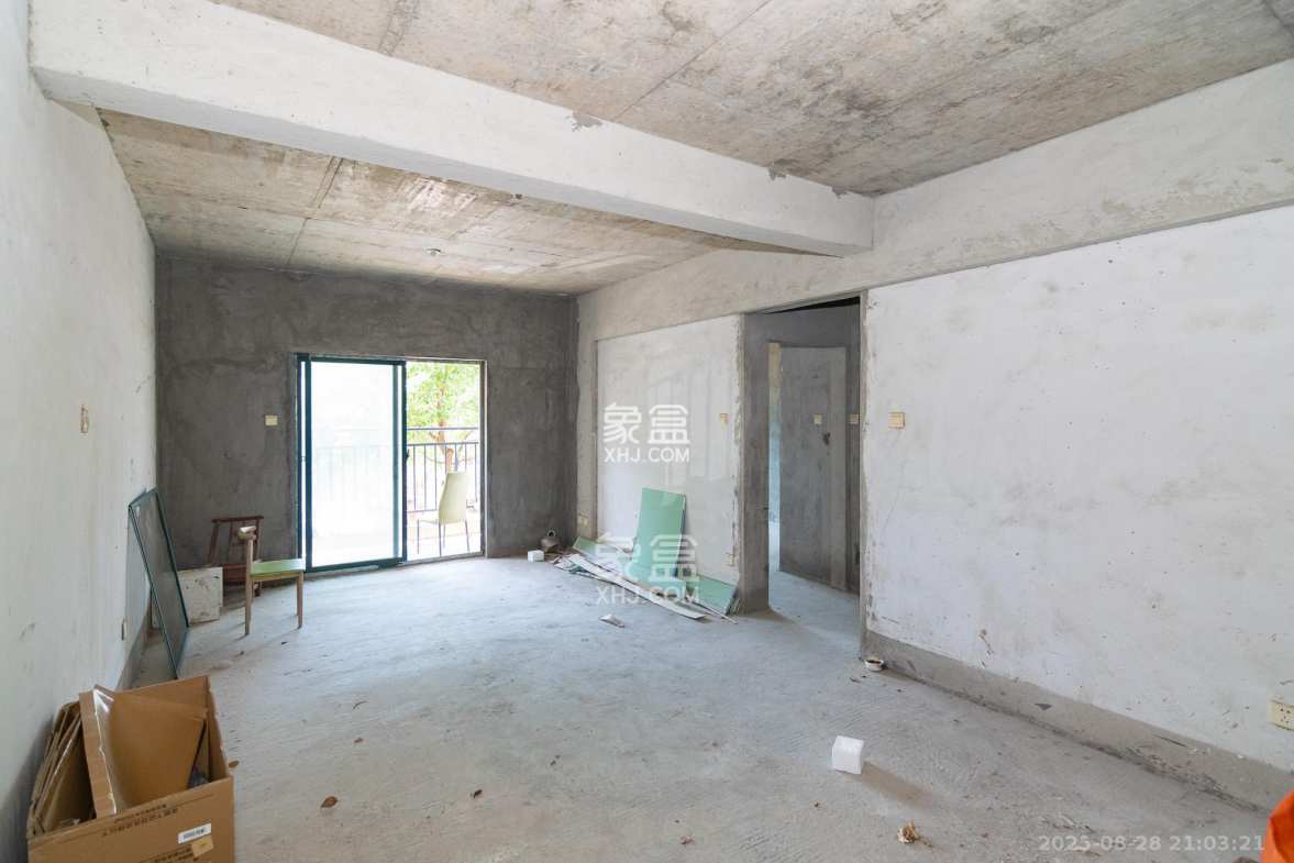 红建滨水铭城  2室2厅1卫    42.0万 红建滨水铭城  2室2厅1卫    42.0万客厅