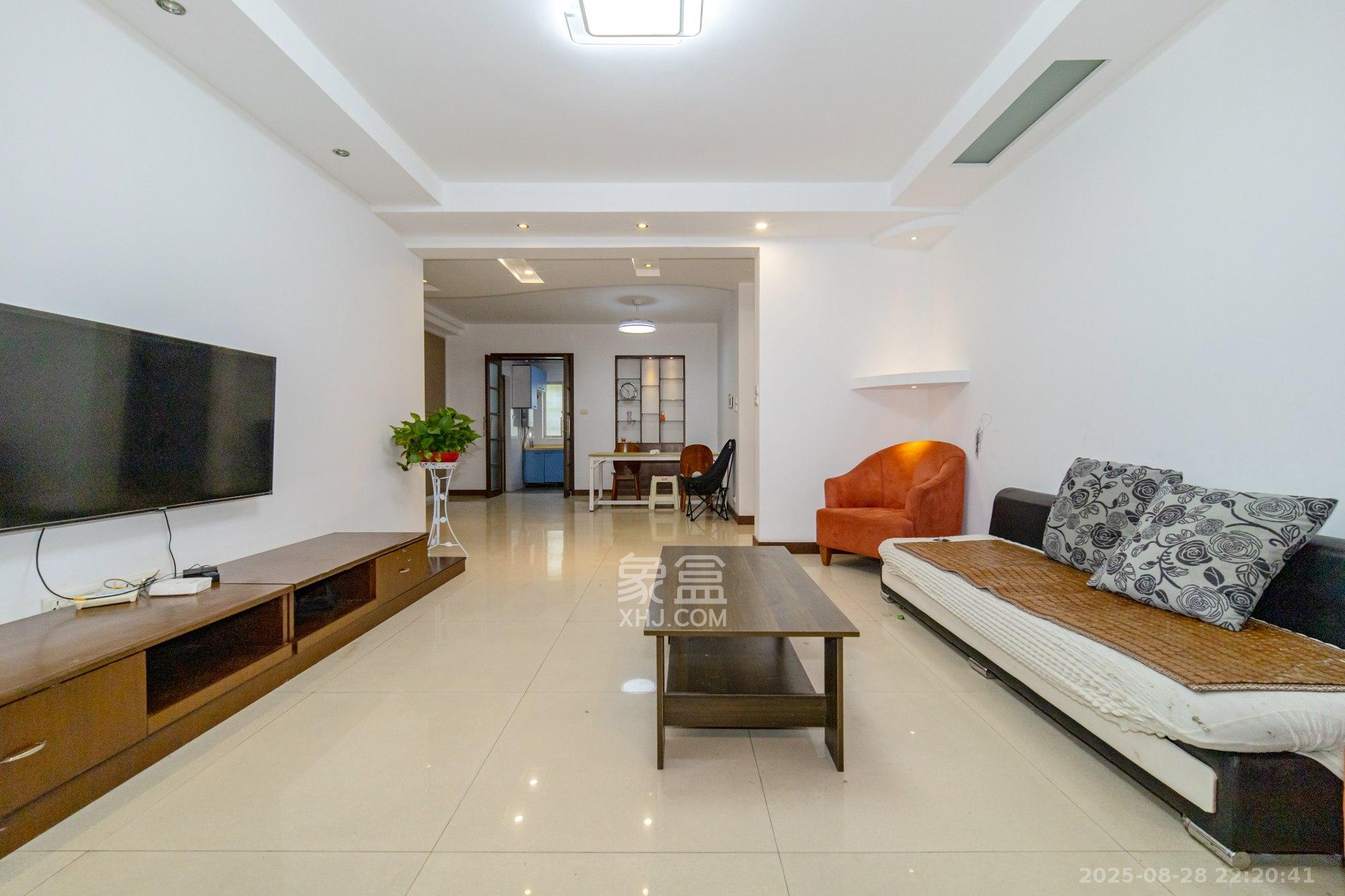 泰格林纸  3室2厅2卫    69.6万 泰格林纸  3室2厅2卫    69.6万客厅