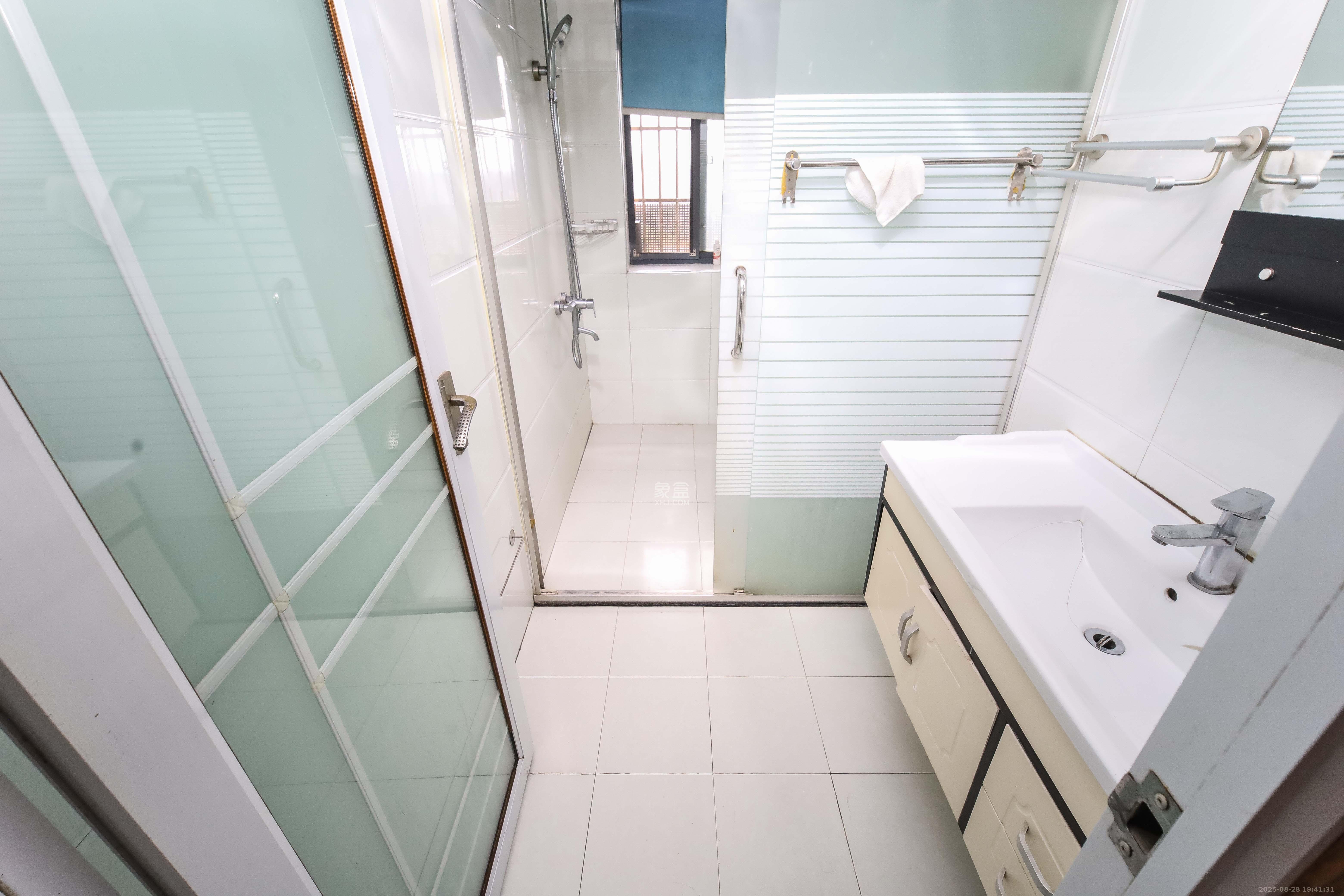 江河双水湾  3室2厅2卫    105.0万卫生间