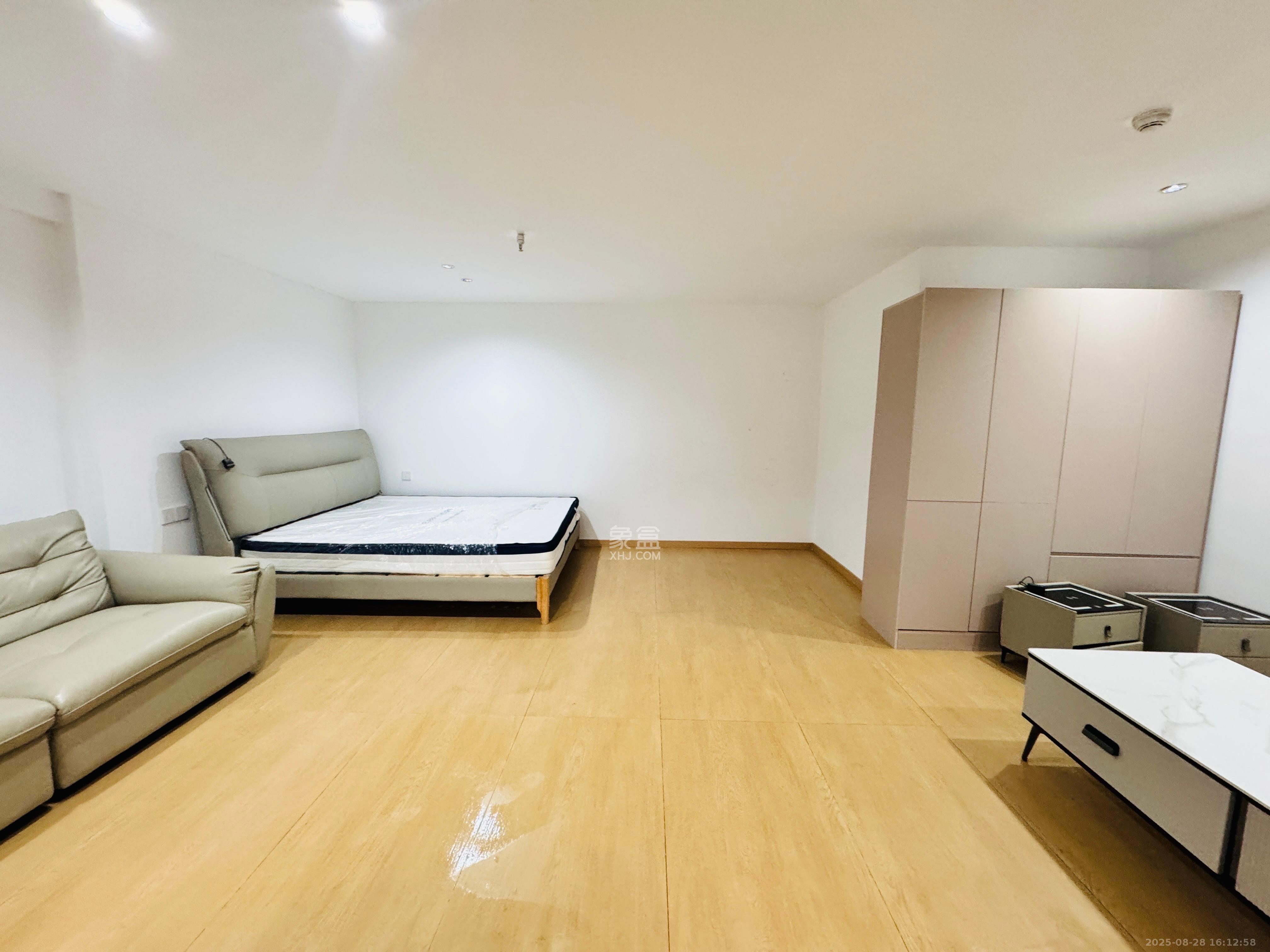 摩天一号  1室1厅1卫    2200.0元/月 摩天一号  1室1厅1卫    2200.0元/月室内图