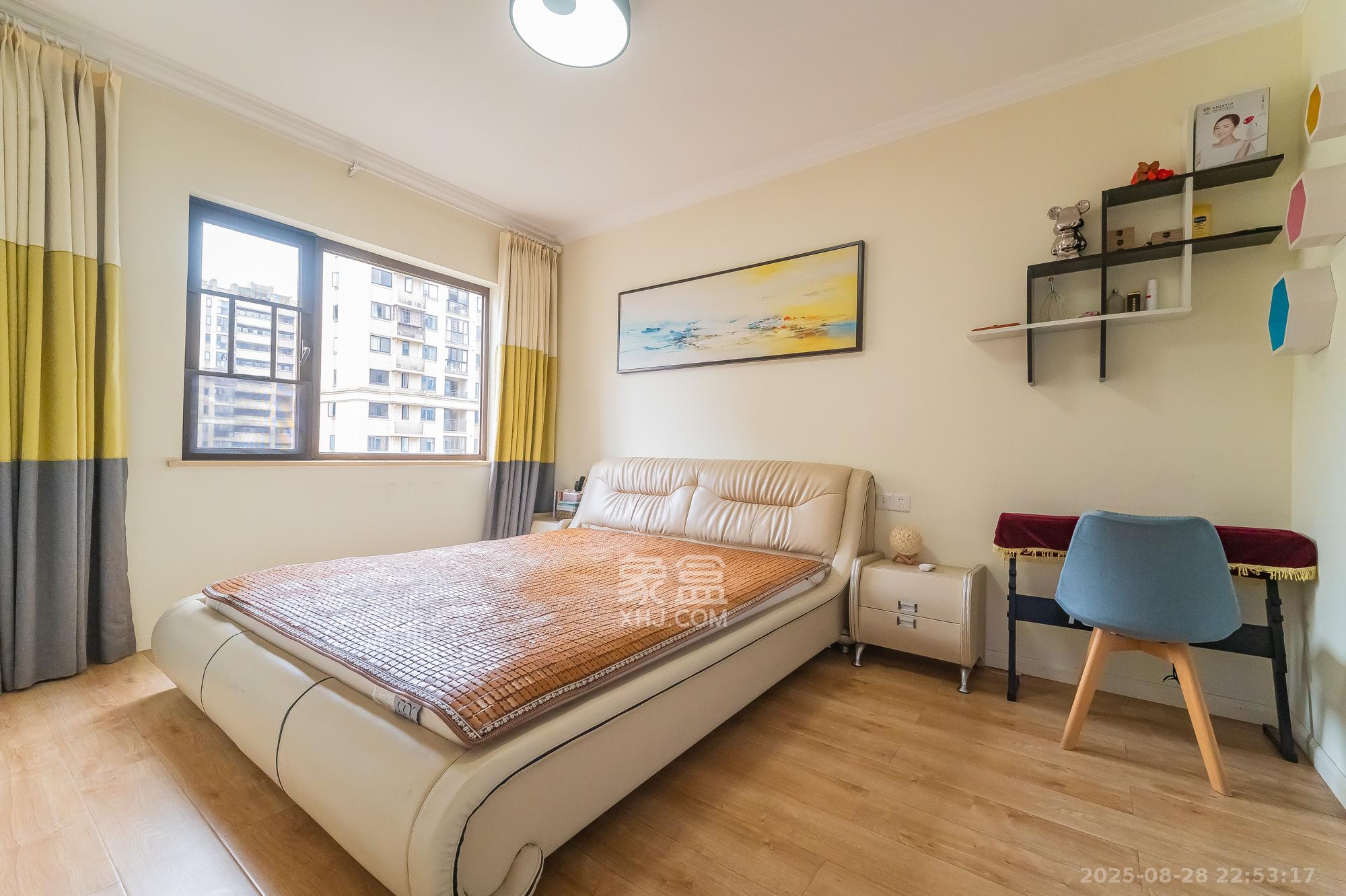 华润置地广场二期  3室2厅1卫   82.80万 华润置地广场二期  3室2厅1卫   82.80万卧室