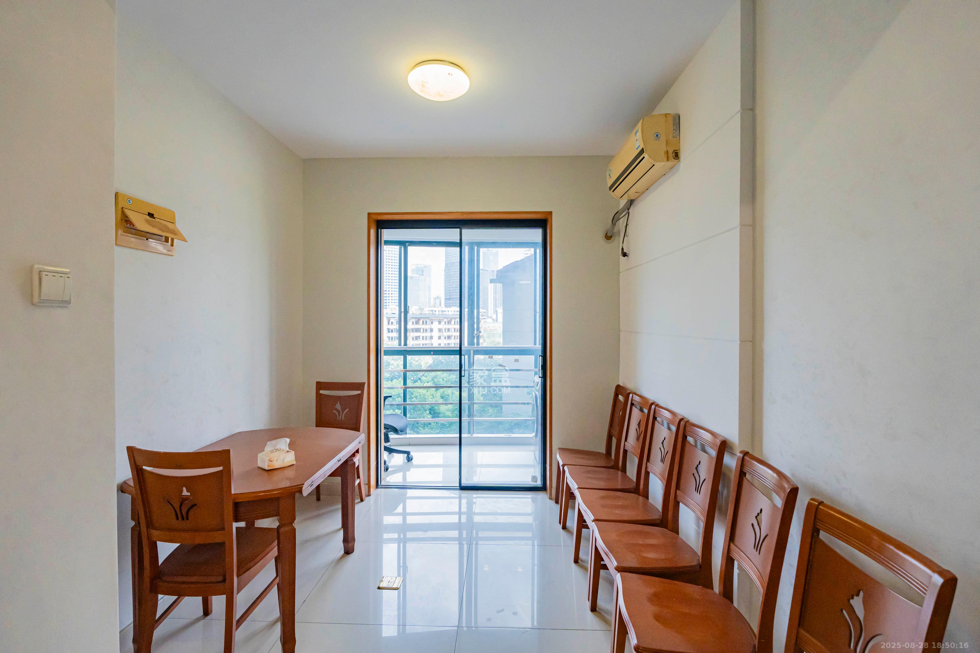 华盛新外滩  3室2厅2卫    175.0万 华盛新外滩  3室2厅2卫    175.0万客厅