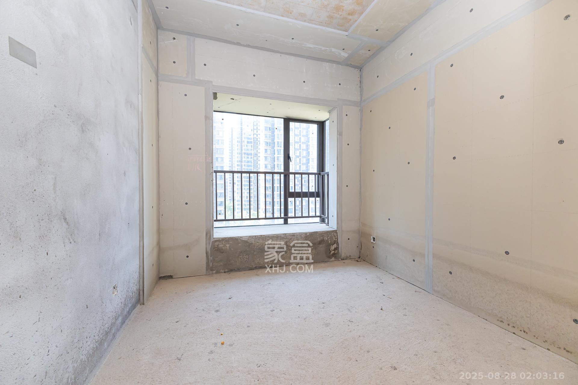 润和湘江天地E区  4室2厅3卫    190.0万 润和湘江天地E区  4室2厅3卫    190.0万卧室