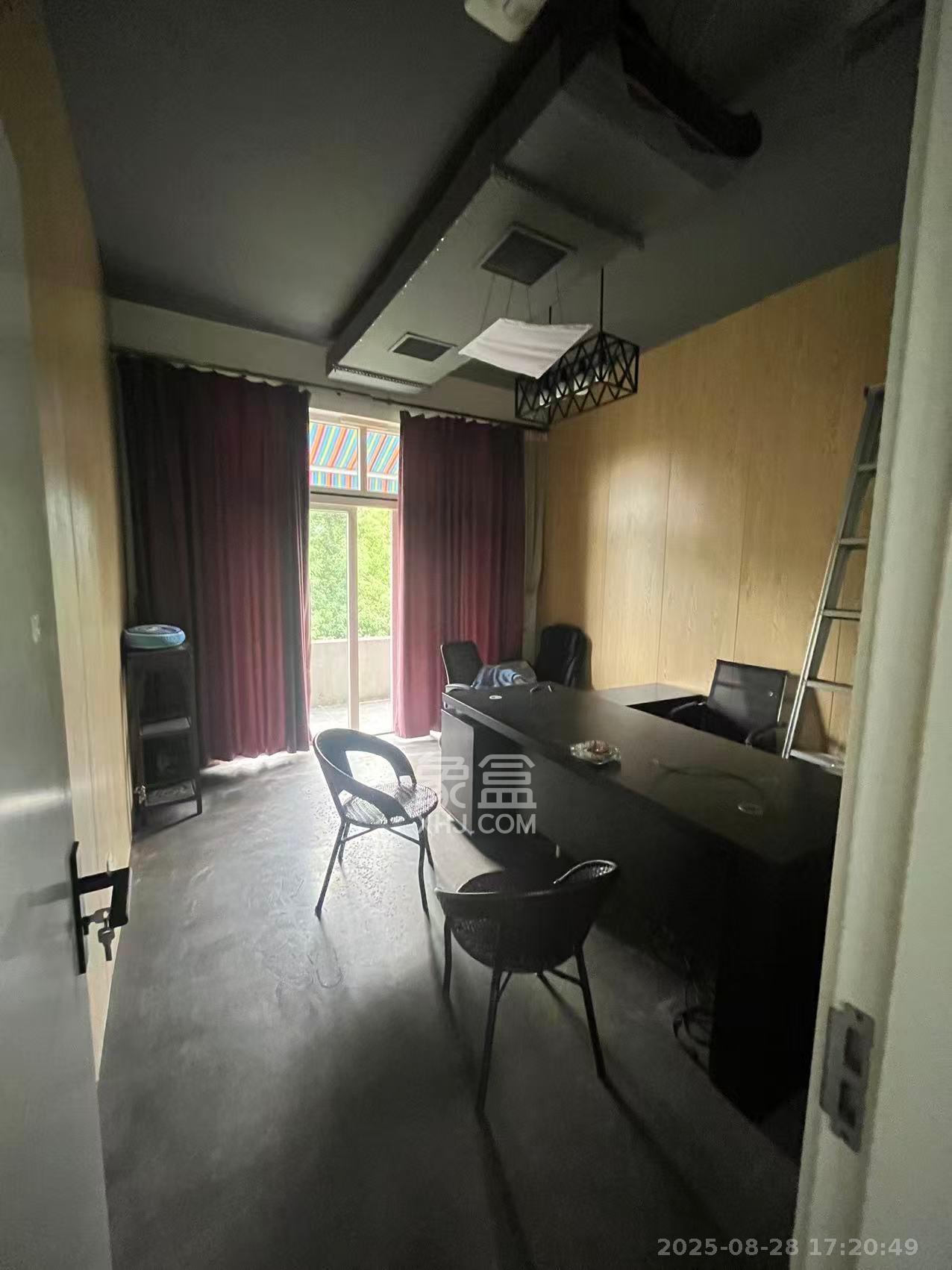 圣爵菲斯  5室3厅1卫    20000.0元/月室内图