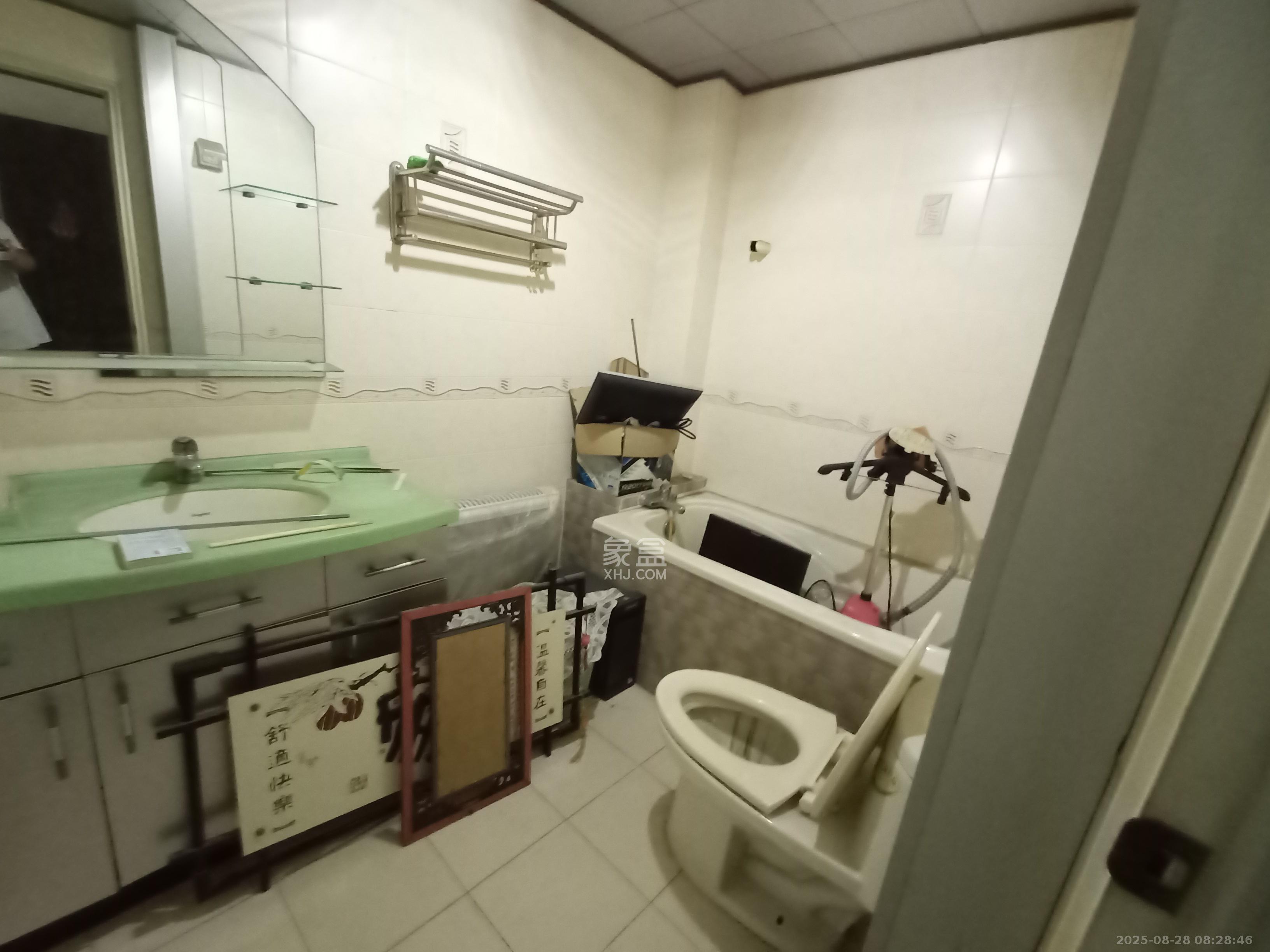 石岭小区A区  3室2厅2卫    2500.0元/月 石岭小区A区  3室2厅2卫    2500.0元/月室内图