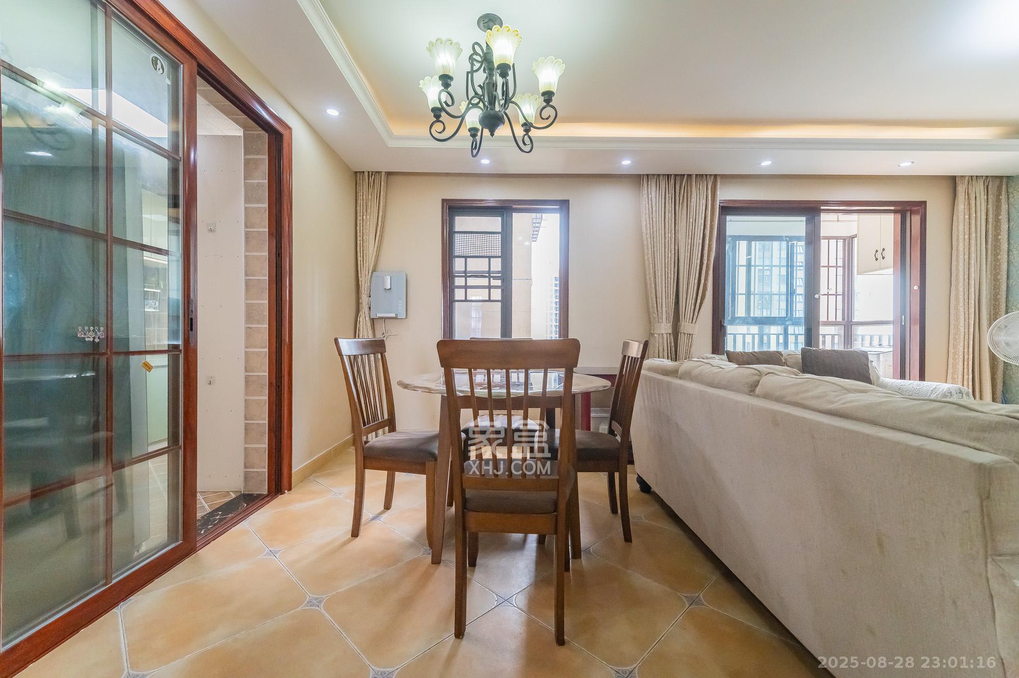 华润置地广场一期 3室2厅1卫 107.0万 华润置地广场一期 3室2厅1卫 107.0万客厅