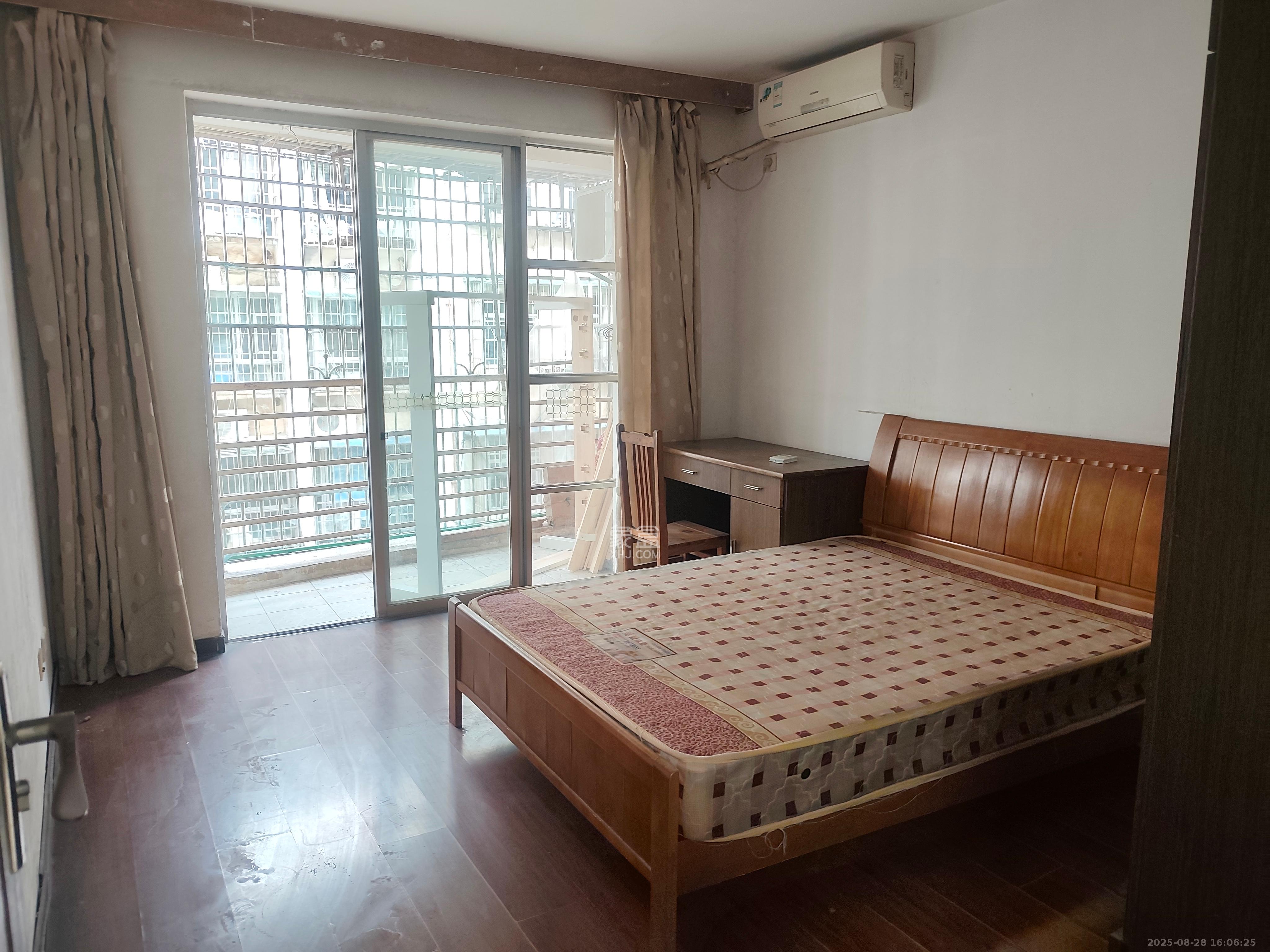 莲湖汽车饰品城(莲湖公寓)  1室2厅1卫    1500.0元/月 莲湖汽车饰品城(莲湖公寓)  1室2厅1卫    1500.0元/月室内图