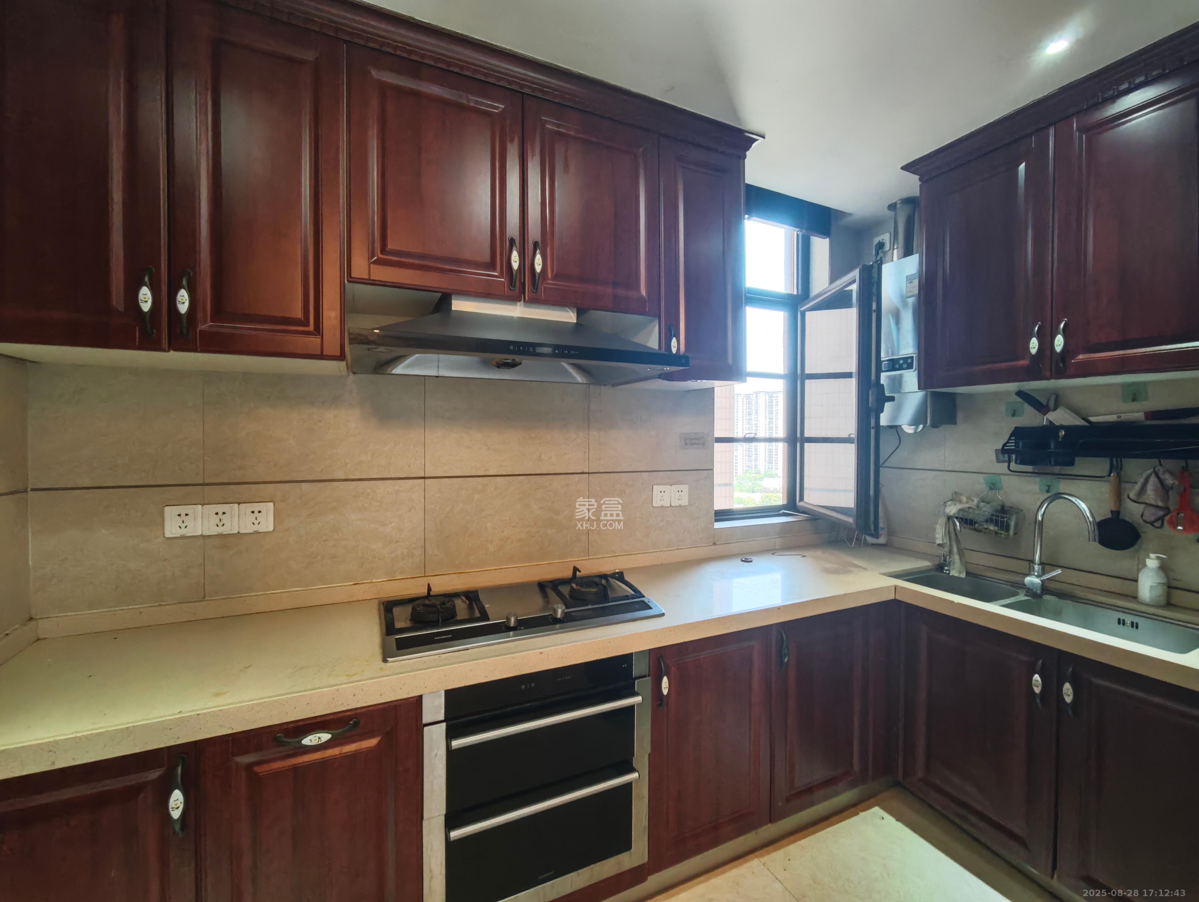 运达中央广场一、二期  3室2厅3卫    9000.0元/月 运达中央广场一、二期  3室2厅3卫    9000.0元/月室内图