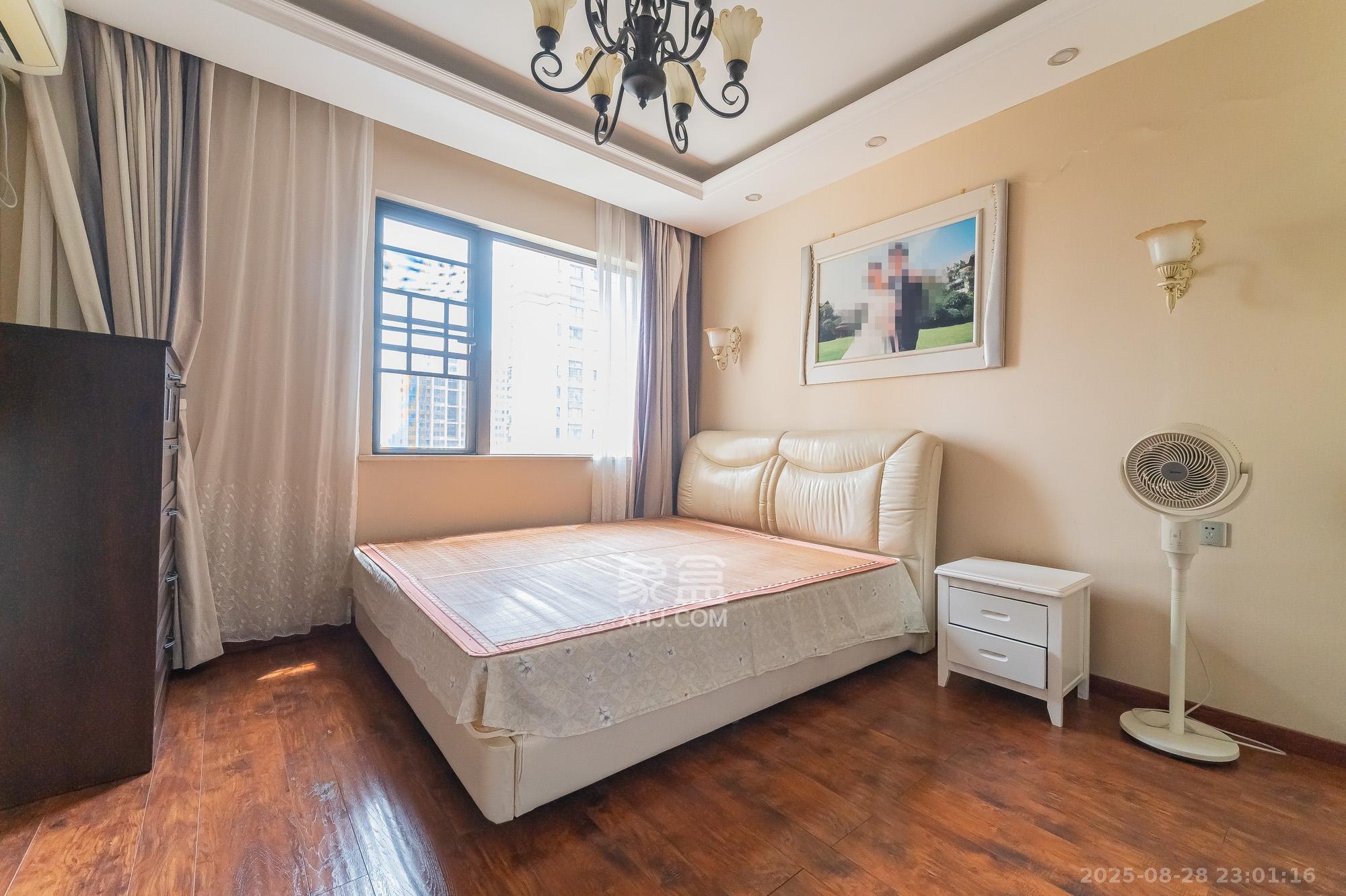 华润置地广场一期 3室2厅1卫 107.0万 华润置地广场一期 3室2厅1卫 107.0万卧室