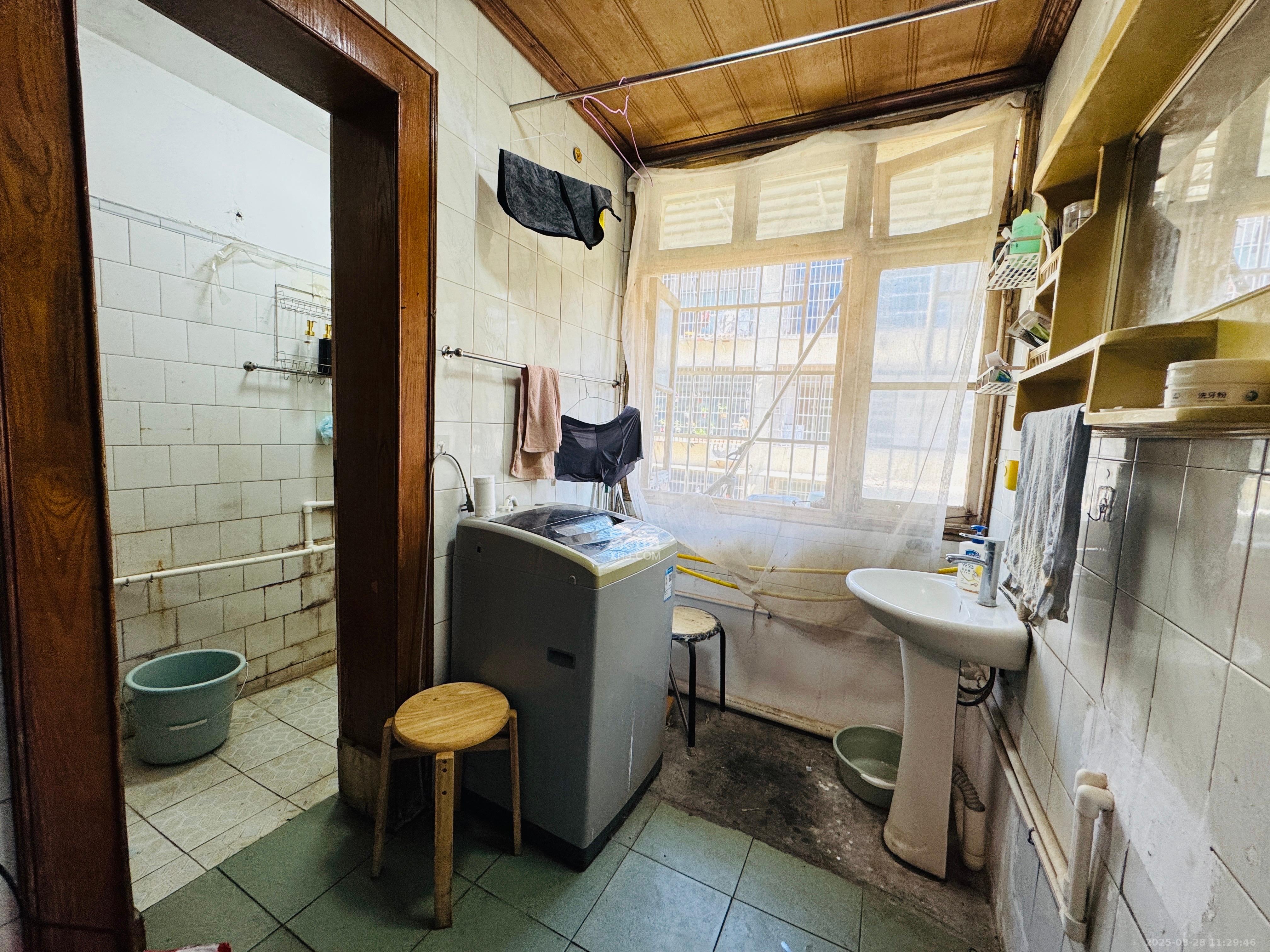 下碧湘街小区  2室1厅1卫    1300.0元/月 下碧湘街小区  2室1厅1卫    1300.0元/月室内图