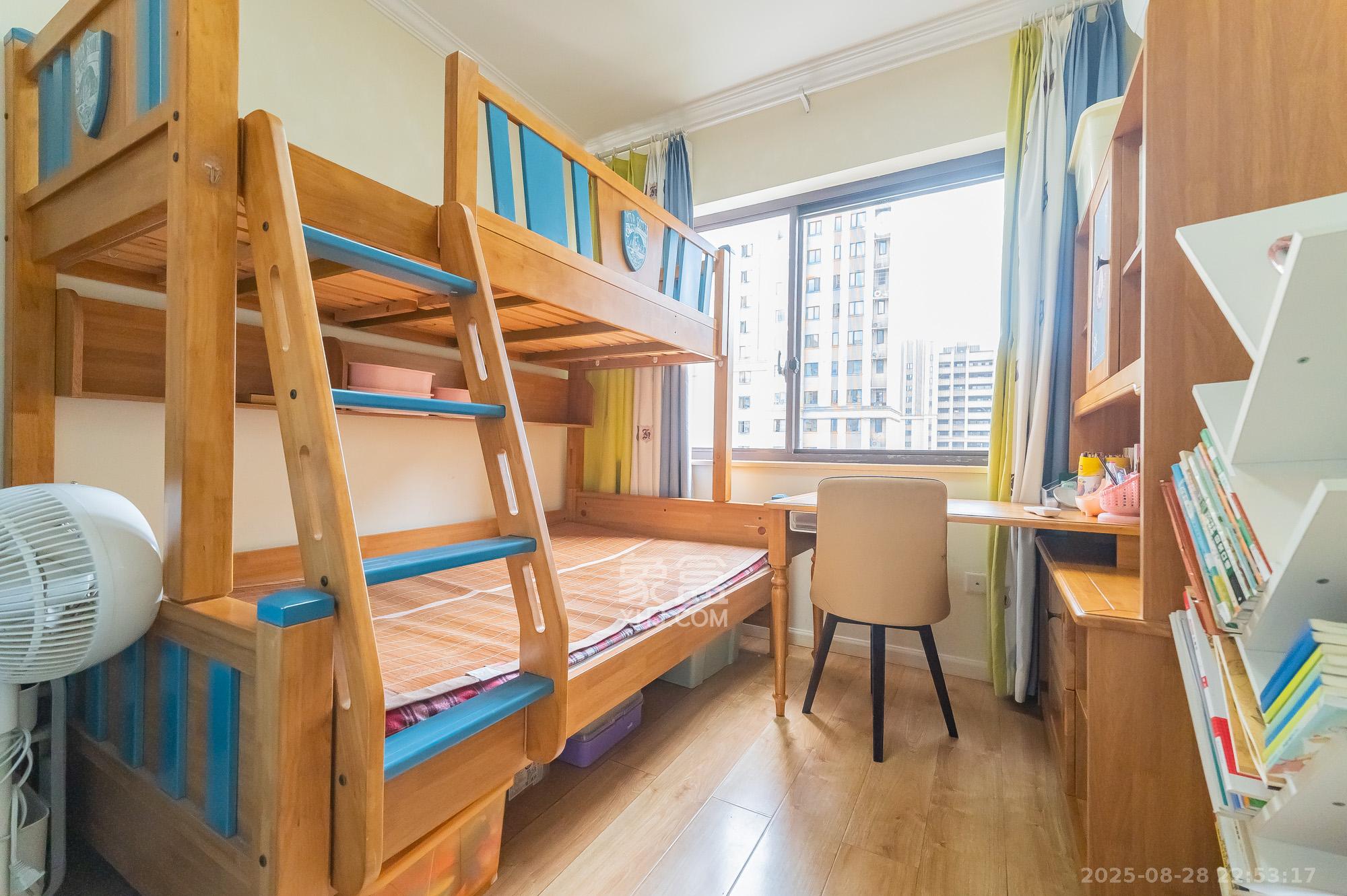 华润置地广场二期  3室2厅1卫   82.80万 华润置地广场二期  3室2厅1卫   82.80万卧室