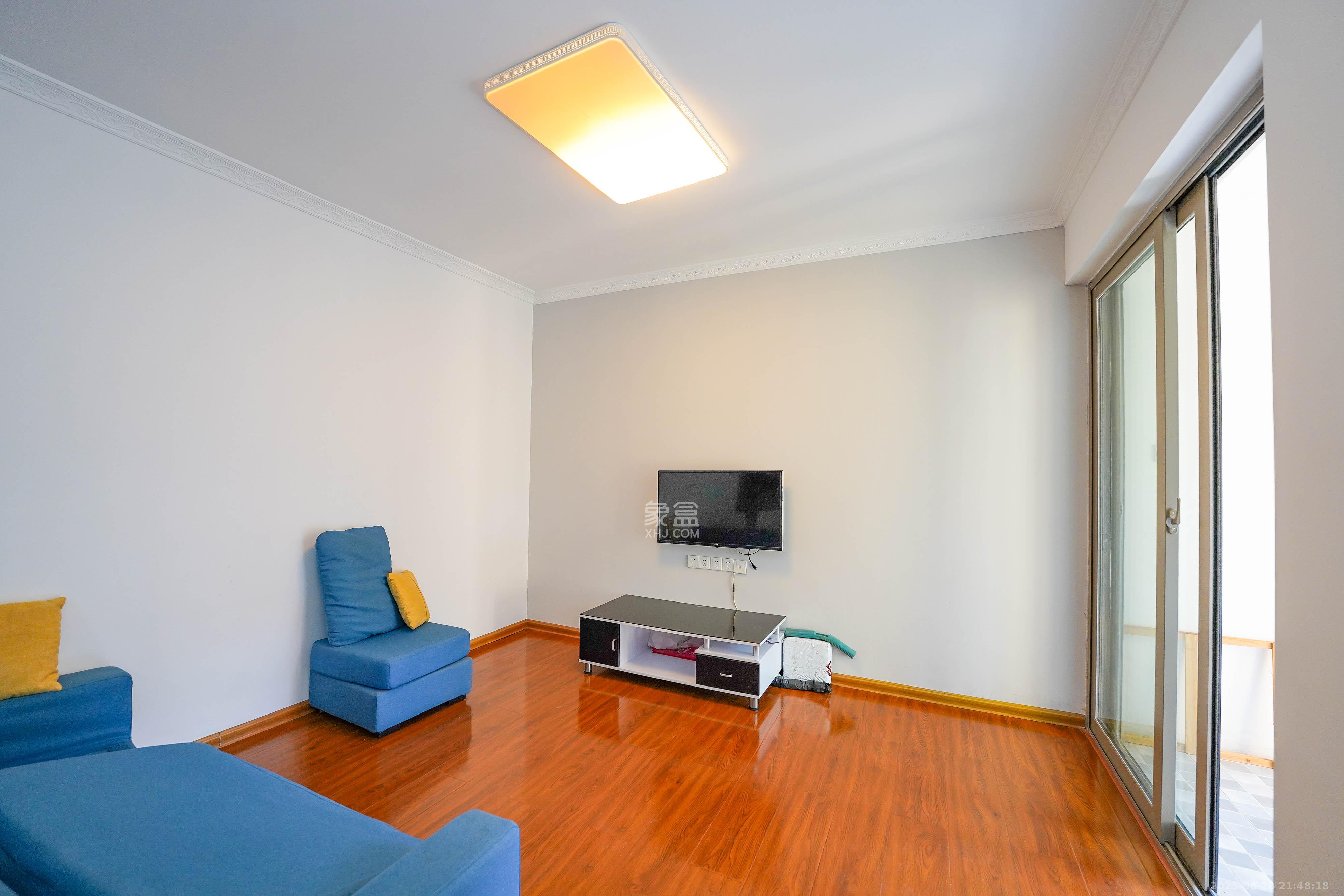 怡海星城  3室2厅1卫    60.0万 怡海星城  3室2厅1卫    60.0万客厅