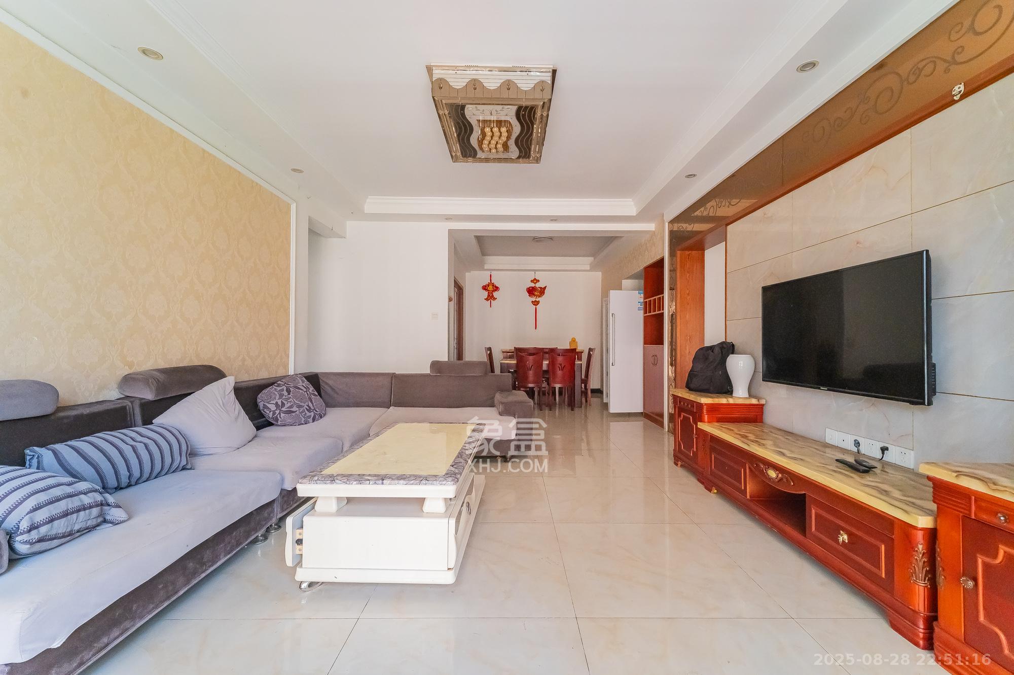 泊林晶城 4室2厅1卫 88.0万 泊林晶城 4室2厅1卫 88.0万客厅