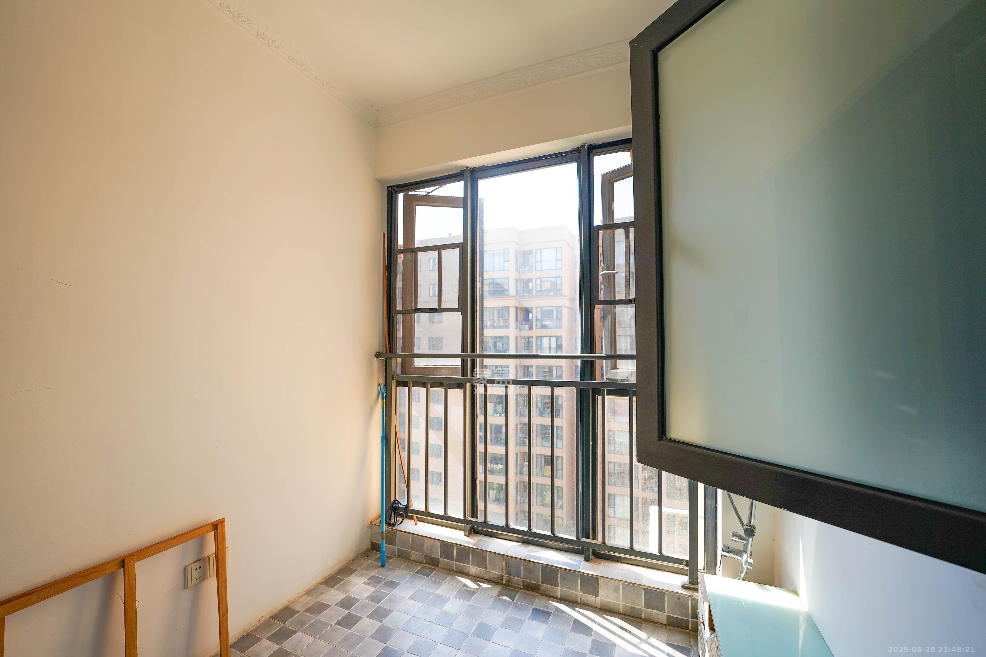 怡海星城  3室2厅1卫    60.0万 怡海星城  3室2厅1卫    60.0万阳台