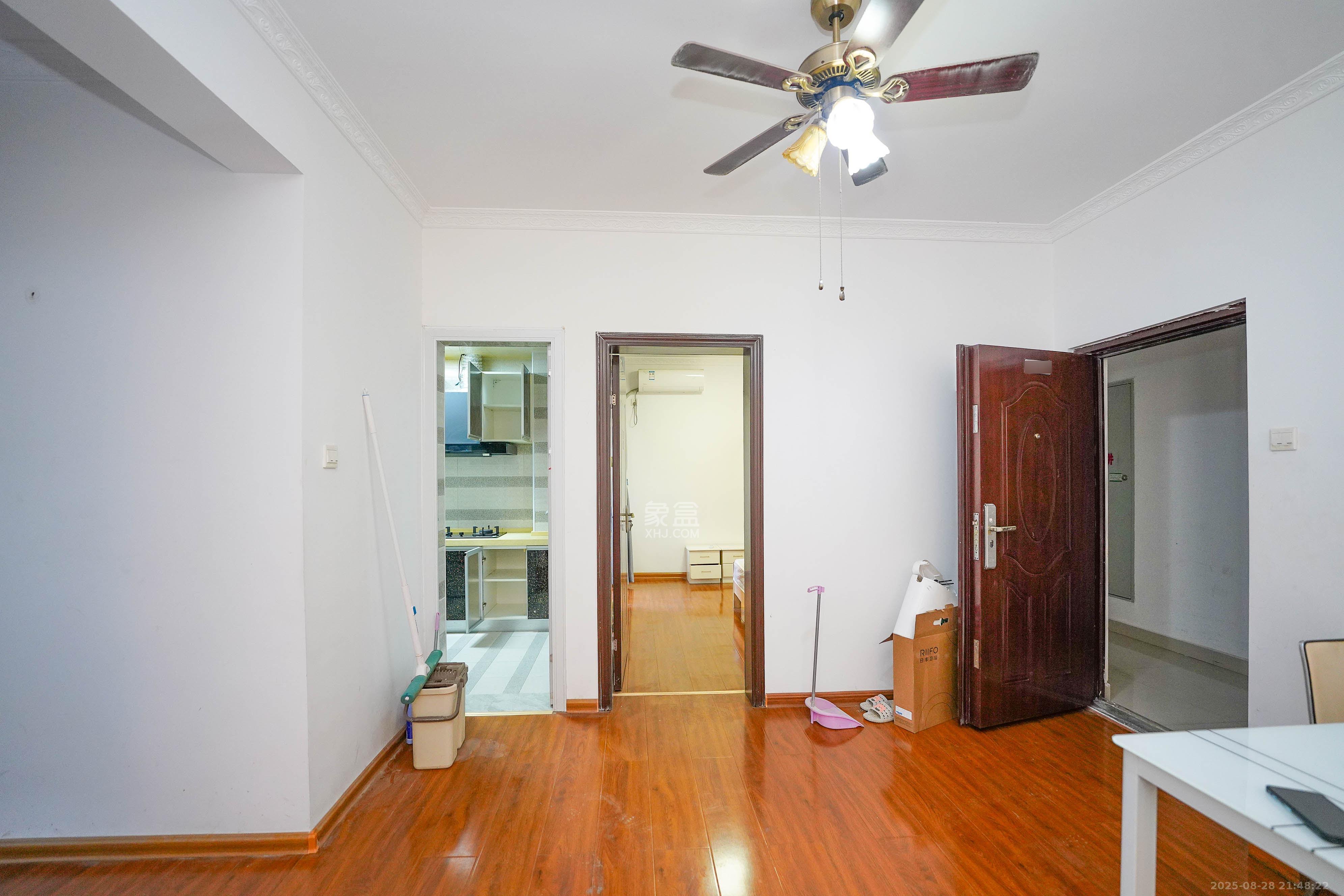 怡海星城  3室2厅1卫    60.0万 怡海星城  3室2厅1卫    60.0万客厅