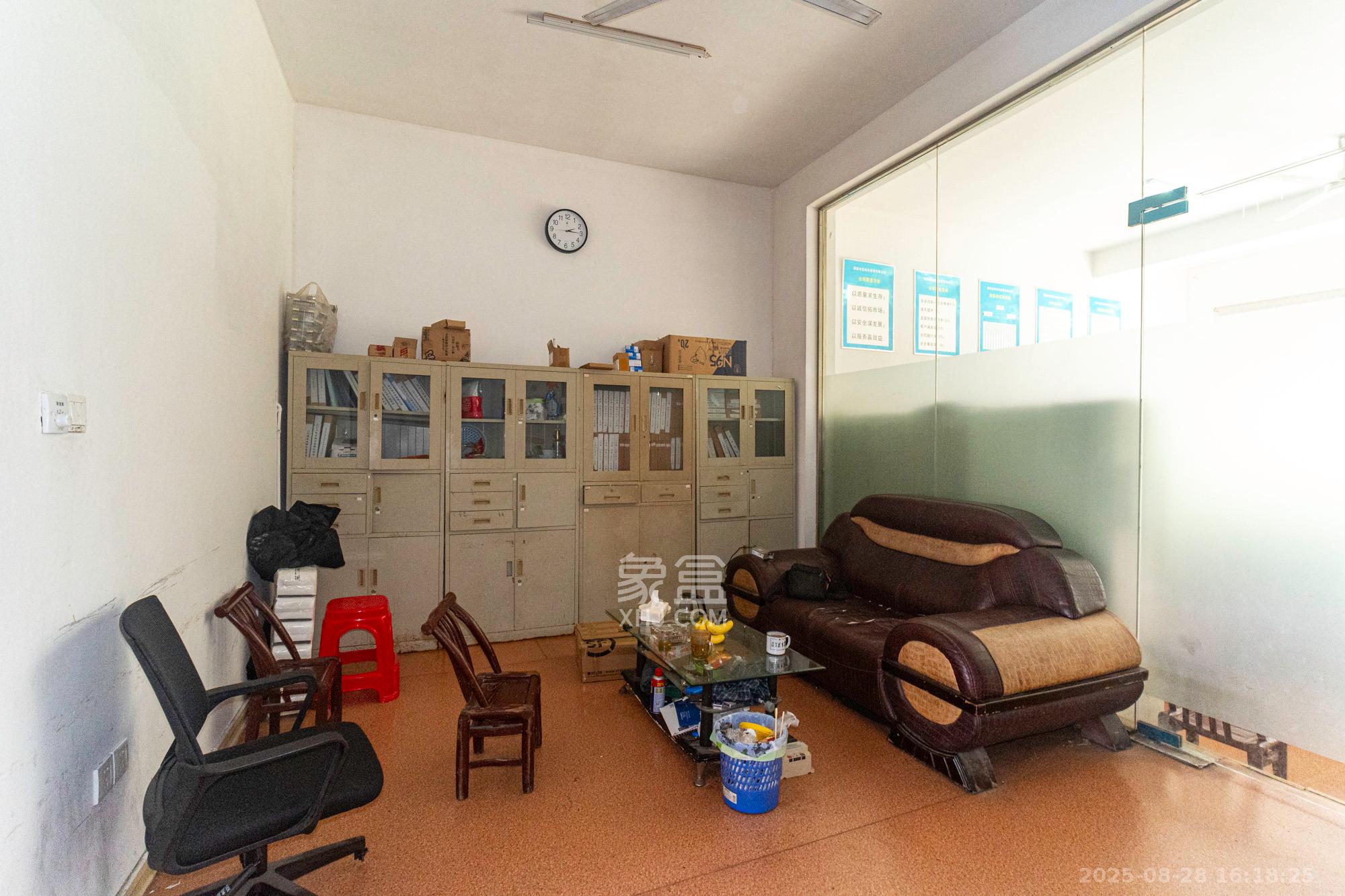 湘龙家园  6室3厅4卫    350.0万客厅