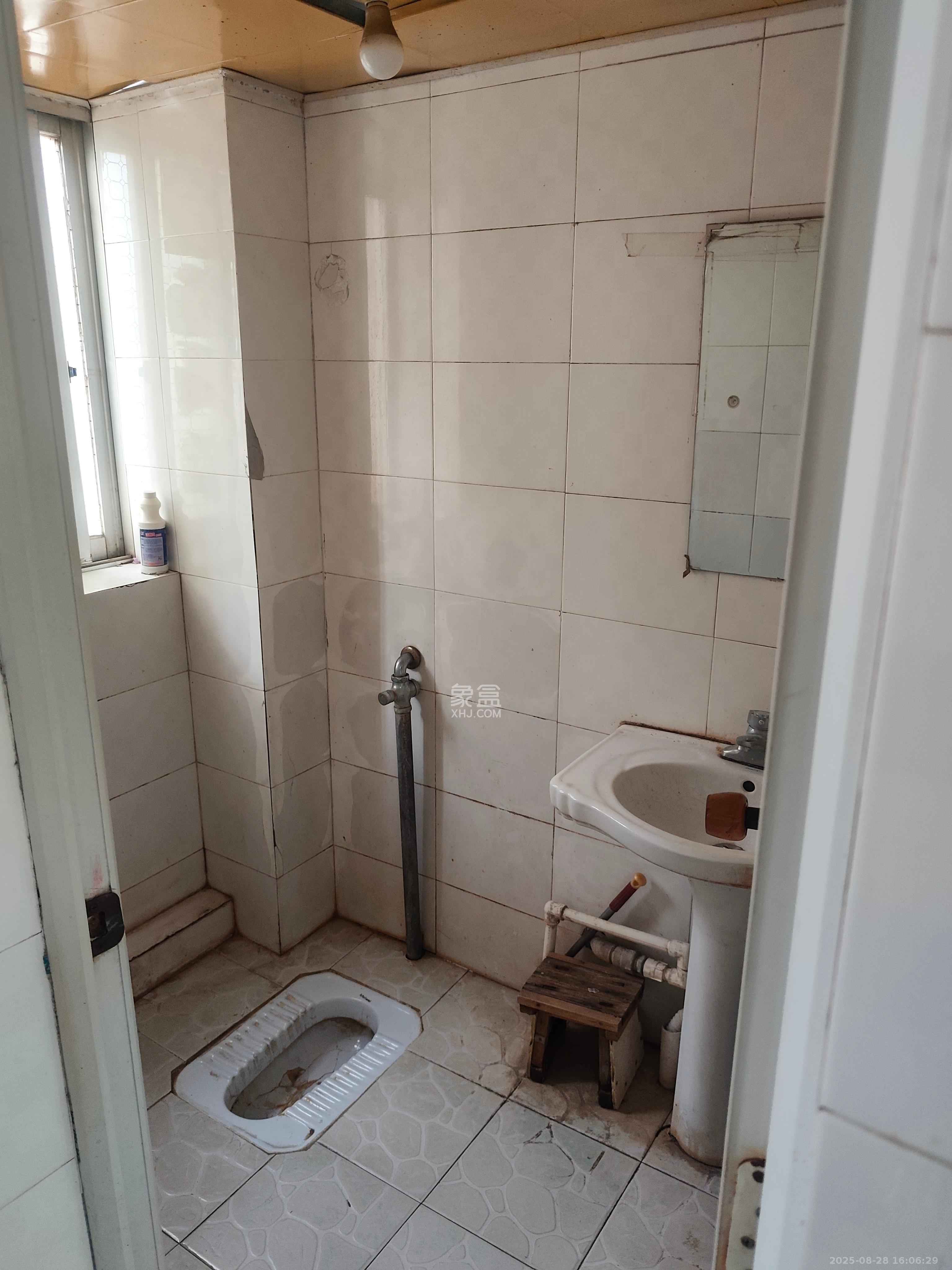 莲湖汽车饰品城（莲湖公寓）  1室2厅1卫    1500.0元/月室内图