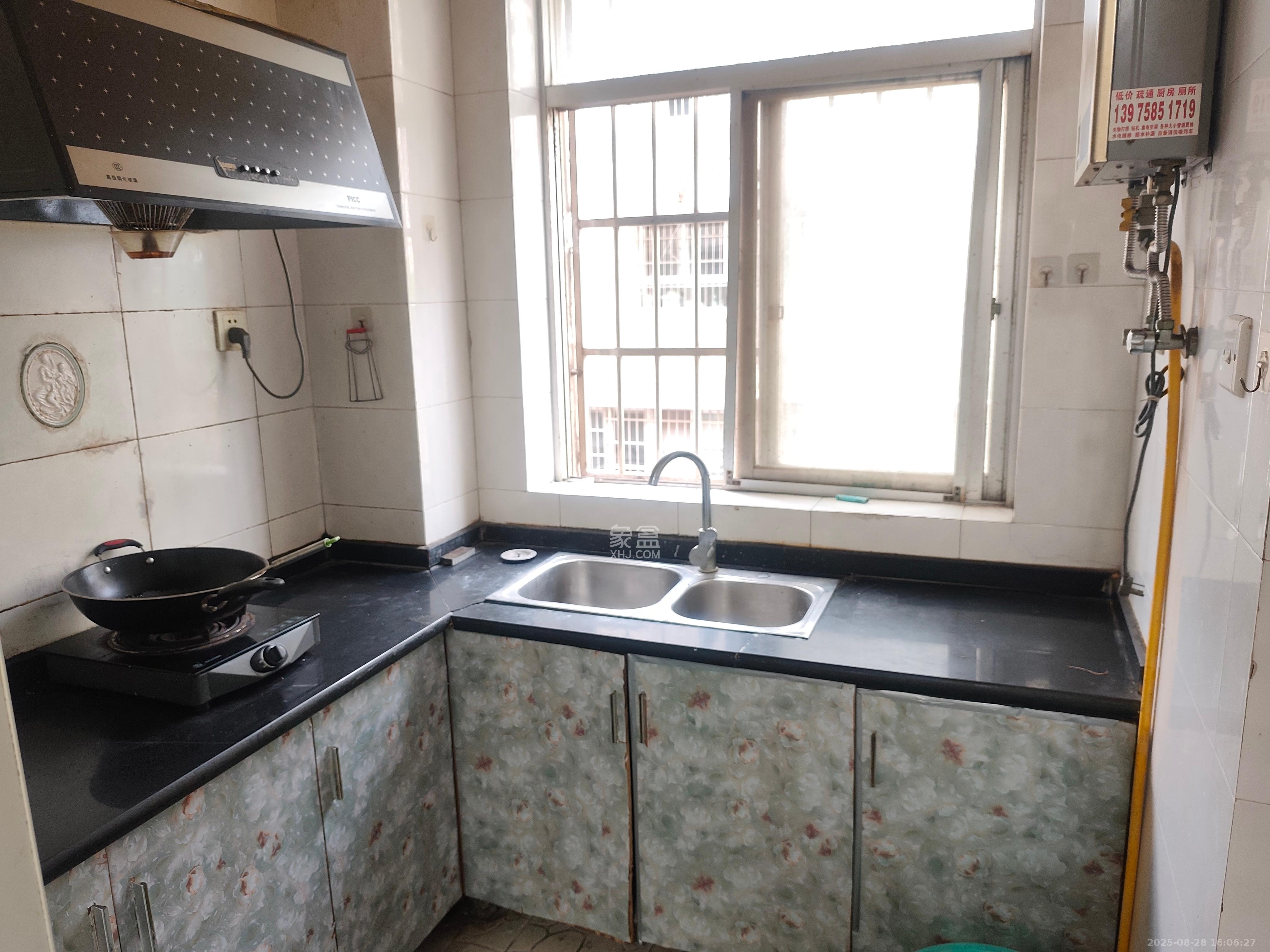 莲湖汽车饰品城（莲湖公寓）  1室2厅1卫    1500.0元/月室内图