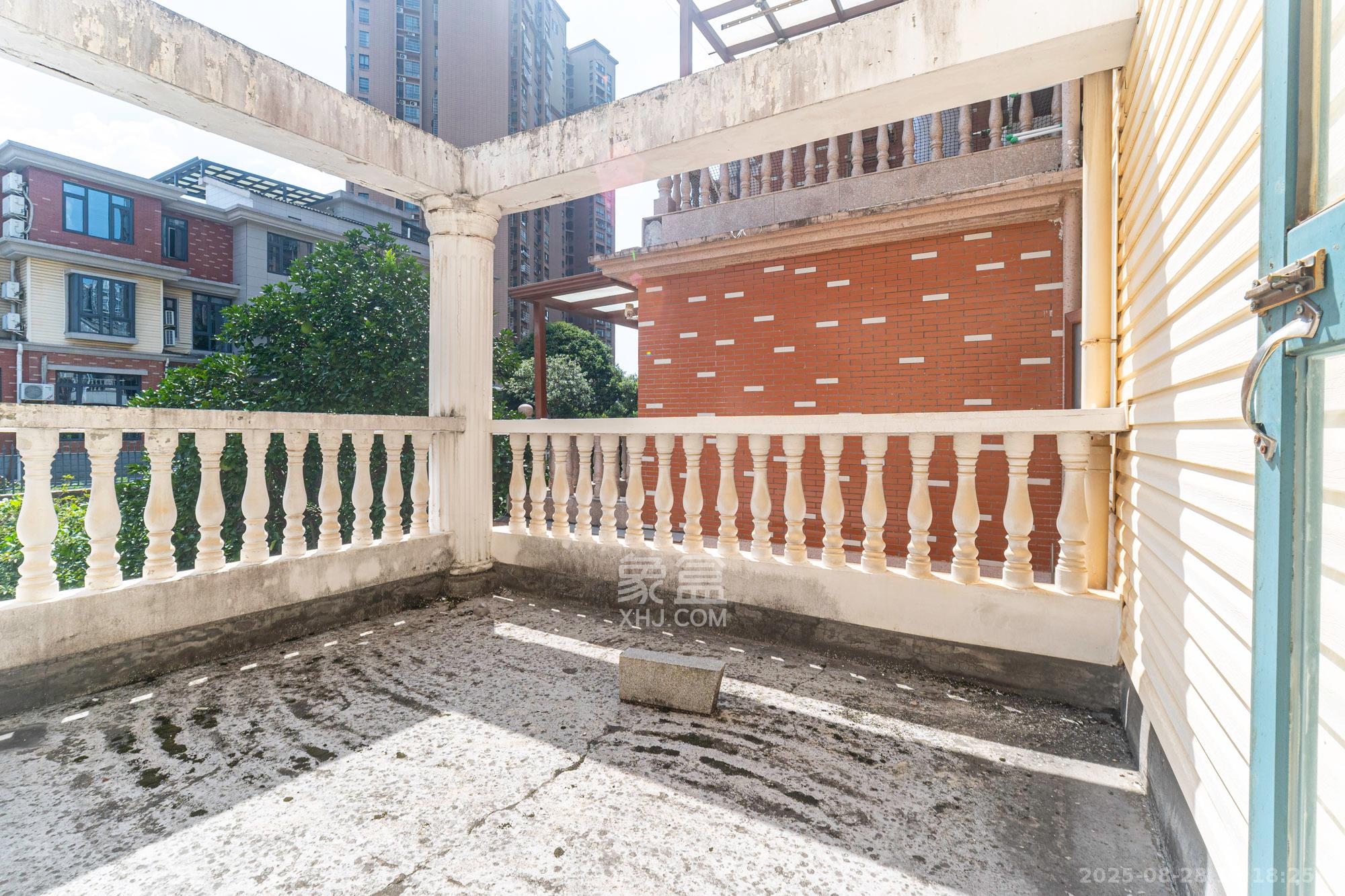 湘龙家园  6室3厅4卫    350.0万阳台