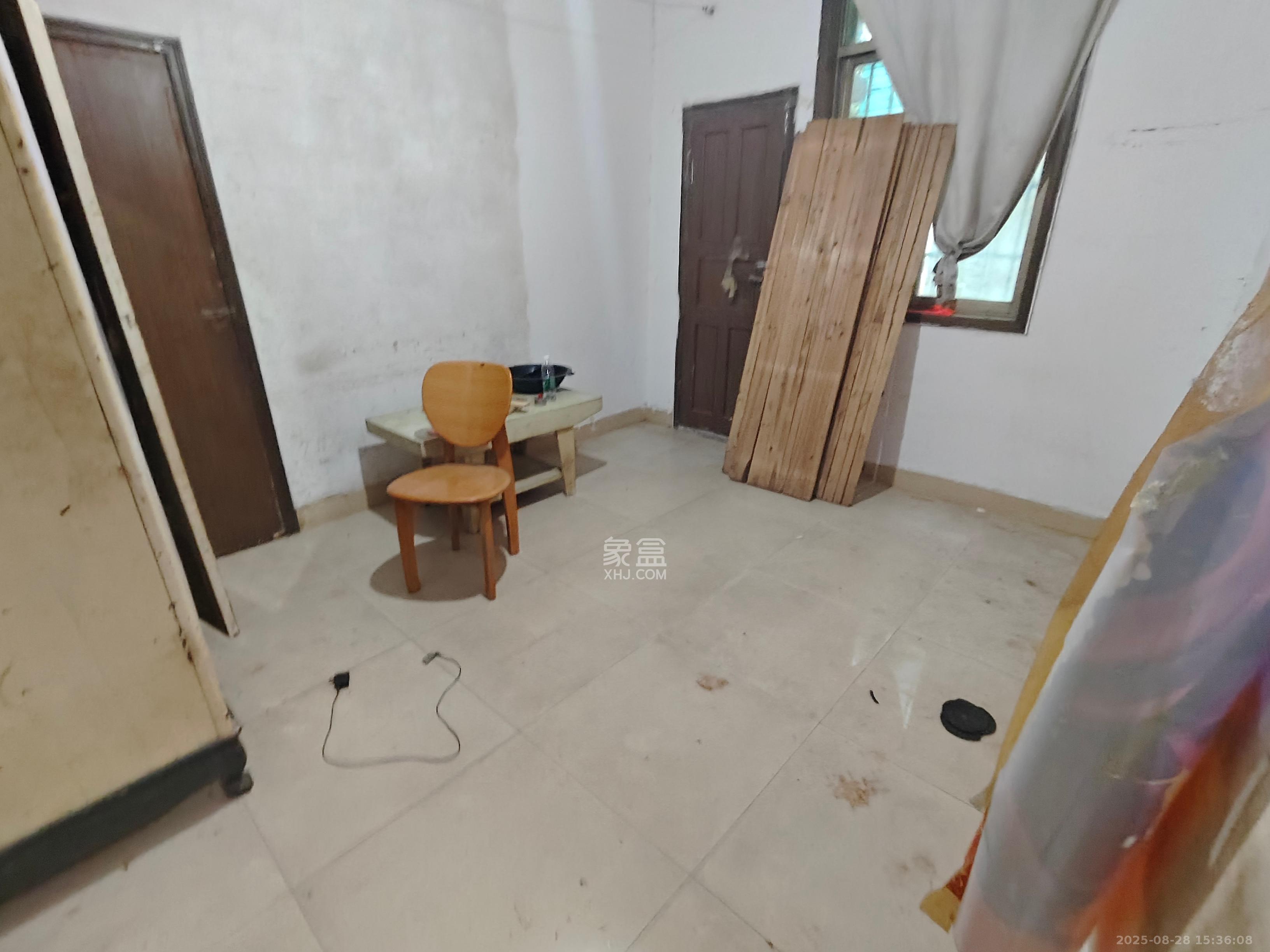 长监宿舍 1室2厅1卫 1900.0元/月 长监宿舍 1室2厅1卫 1900.0元/月室内图