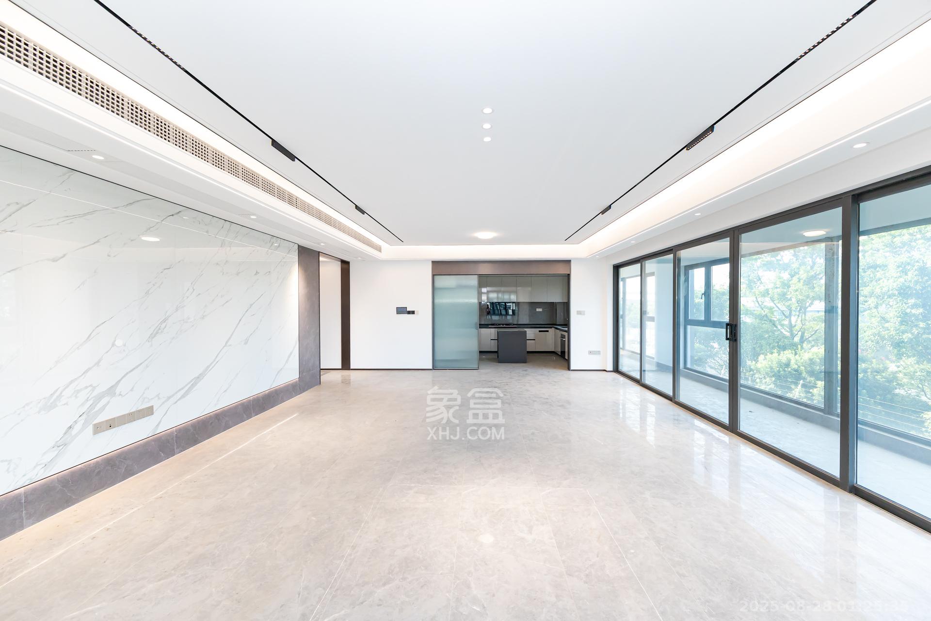 嘉臣道  4室2厅3卫    448.0万 嘉臣道  4室2厅3卫    448.0万客厅