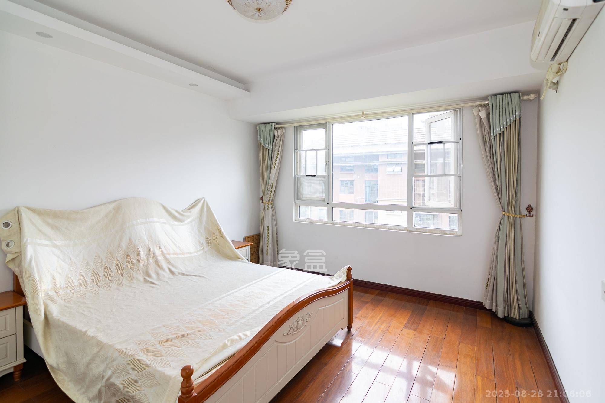 金地三千府(金地湖山樾、金地自在城) 1室0厅0卫 165.0万 金地三千府(金地湖山樾、金地自在城) 1室0厅0卫 165.0万卧室